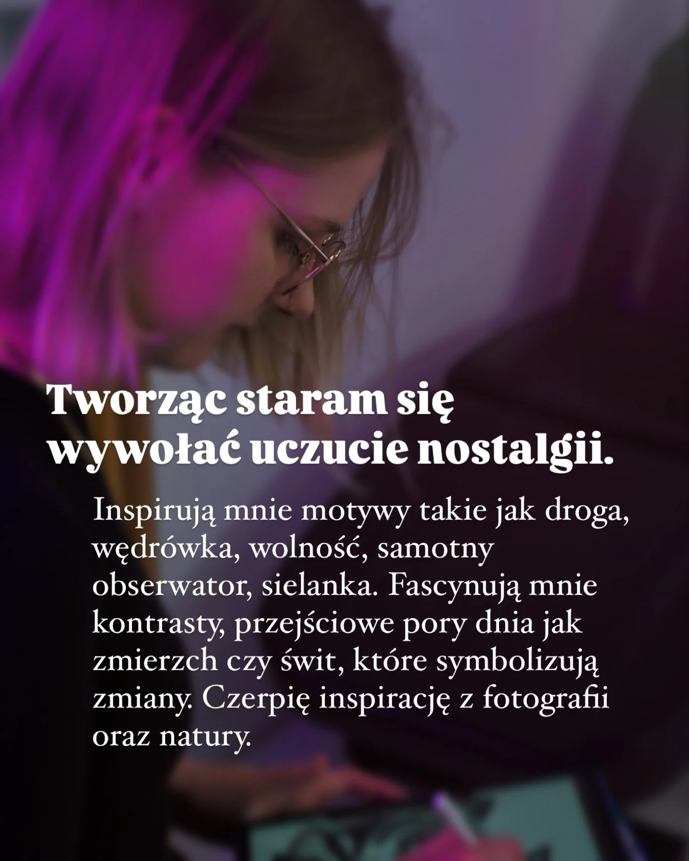 Klara Keczyńska w czarnym stroju na portretowym zdjęciu oraz slajdy z informacjami o jej drodze do tatuowania i inspiracjach artystycznych., zdjęcie 3 z 6