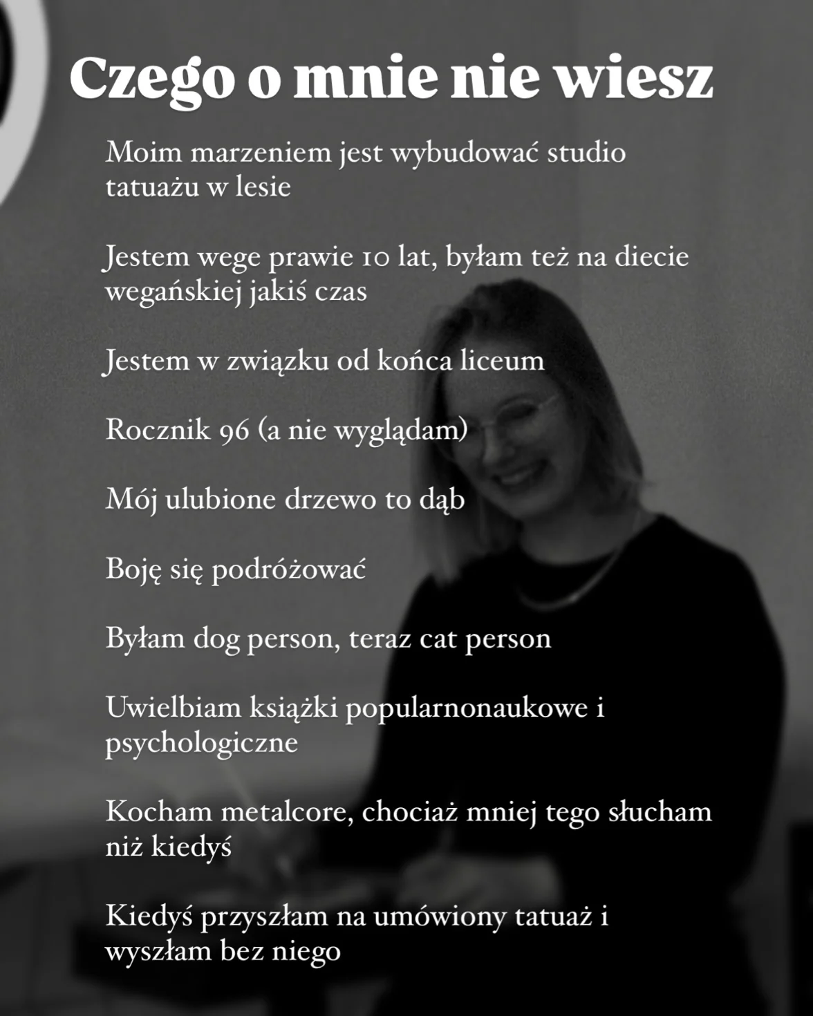 Klara Keczyńska w czarnym stroju na portretowym zdjęciu oraz slajdy z informacjami o jej drodze do tatuowania i inspiracjach artystycznych., zdjęcie 2 z 6