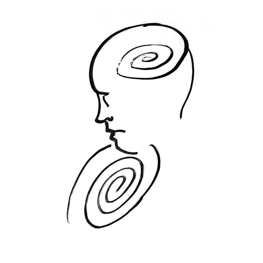 Czarno-biała ilustracja tuszem przedstawiająca profil głowy i szyi z dwiema spiralami umieszczonymi wewnątrz głowy oraz na klatce piersiowej.