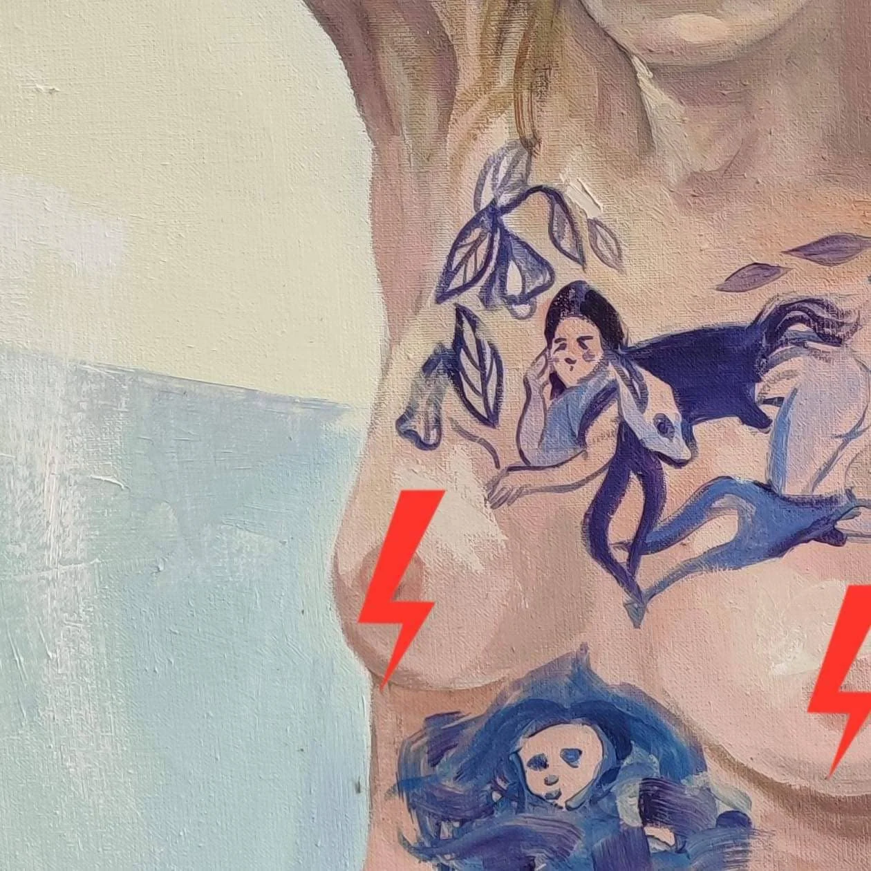 Fragment obrazu figuratywnego przedstawiający ciało kobiety z niebieskimi postaciami i czerwonymi motywami graficznymi.
