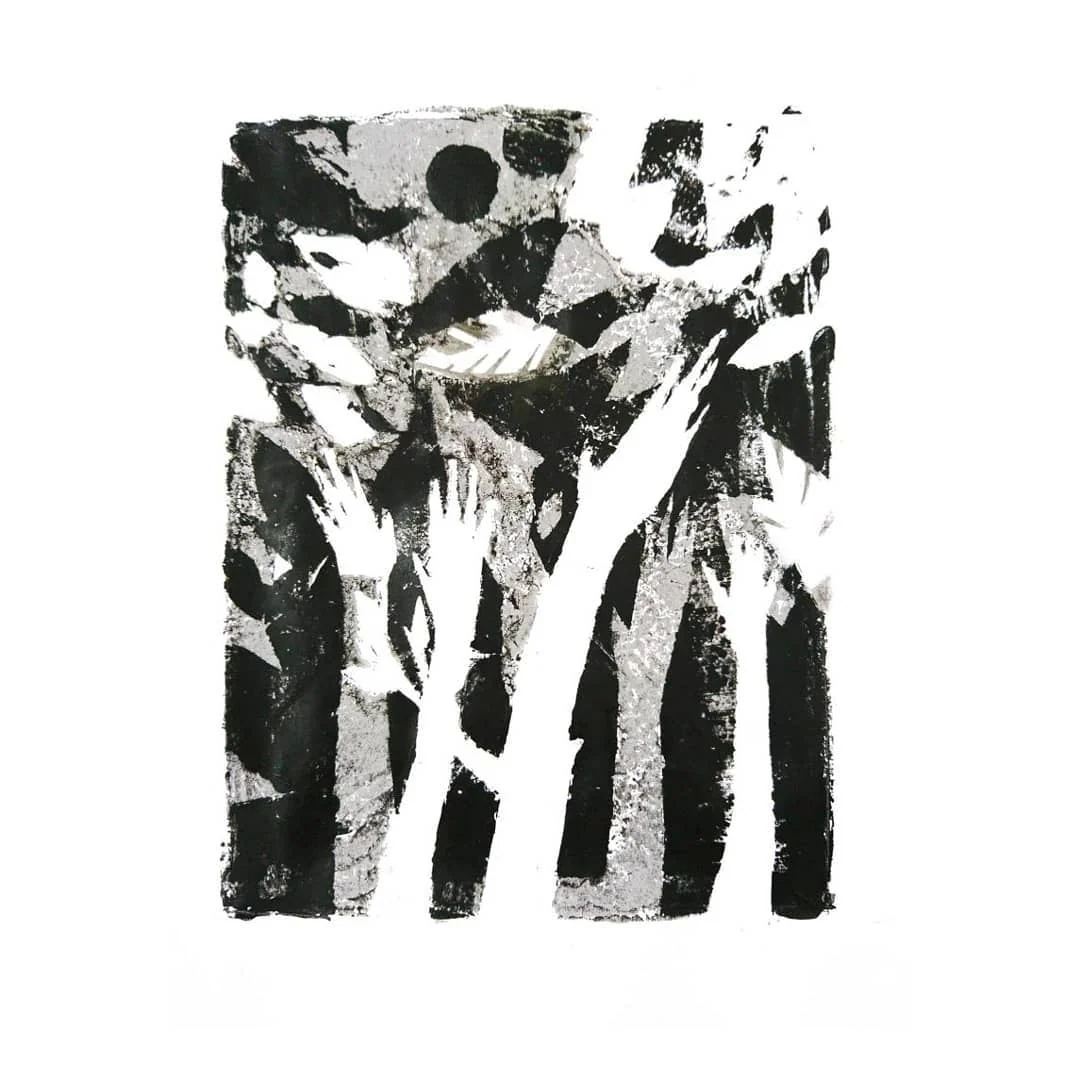 Czarno-biały monoprint przedstawiający stylizowany las z licznymi dłońmi i roślinnymi kształtami.