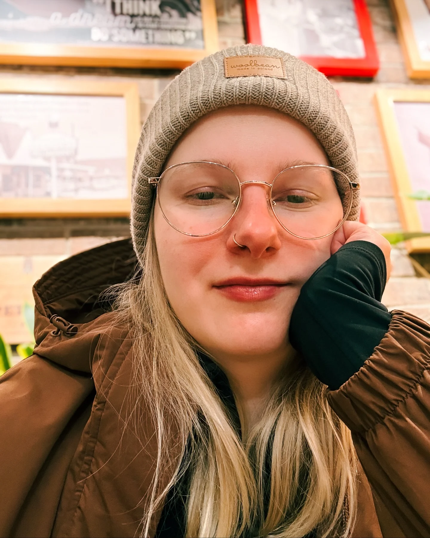 Klara Keczyńska podczas sadzenia drzew na terenie przygotowanym do odtworzenia dzikiej przyrody; pozostałe slajdy pokazują narzędzia do sadzenia oraz jej buty na ściółce., zdjęcie 6 z 7