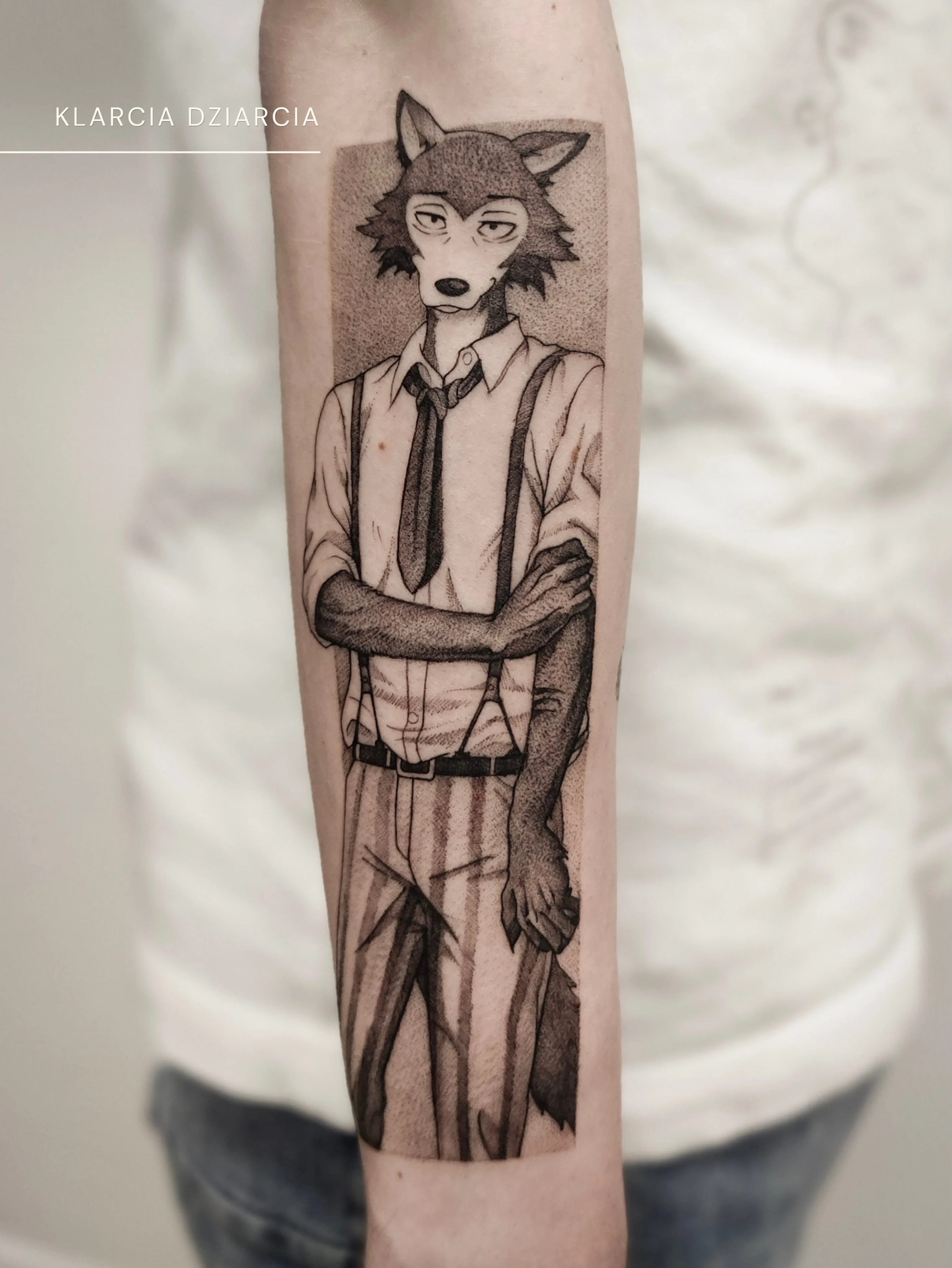 Karuzela przedstawia tatuaże inspirowane postaciami Nicka ze „Zwierzogrodu” i Legoshiego z „Beastars”; widoczny jest także zestawienie świeżego tatuażu Nicka oraz jego wyglądu rok później., zdjęcie 5 z 10