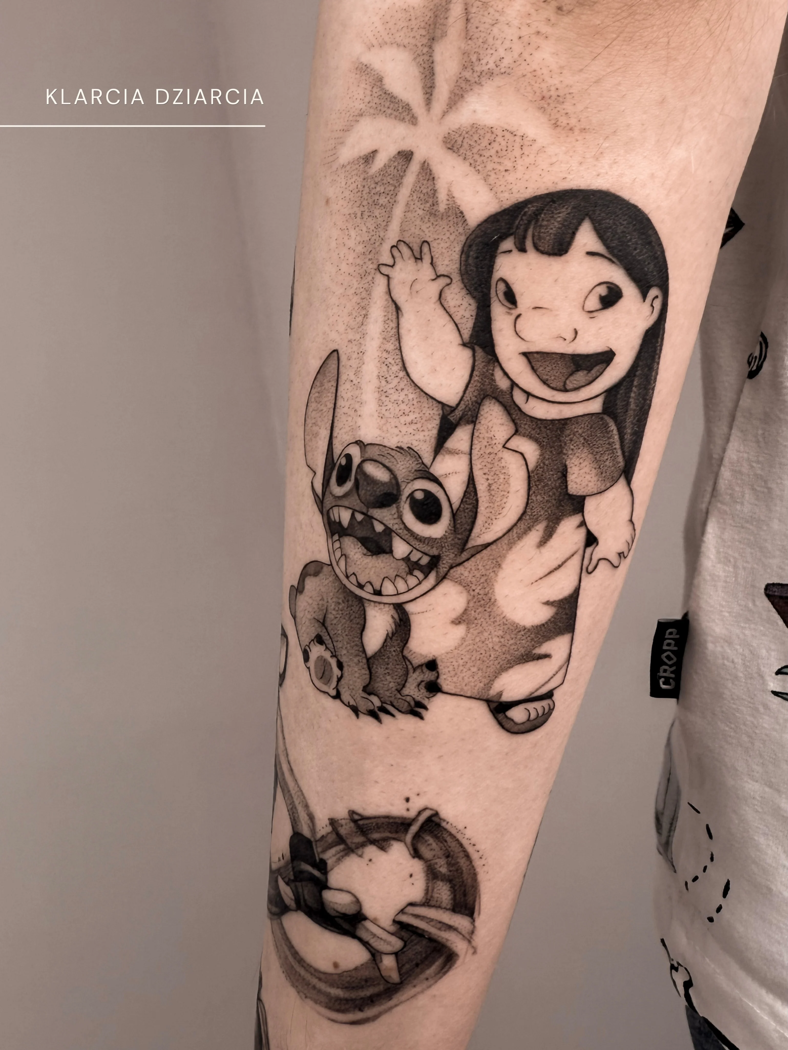 Karuzela przedstawia tatuaże inspirowane postaciami Nicka ze „Zwierzogrodu” i Legoshiego z „Beastars”; widoczny jest także zestawienie świeżego tatuażu Nicka oraz jego wyglądu rok później., zdjęcie 7 z 10