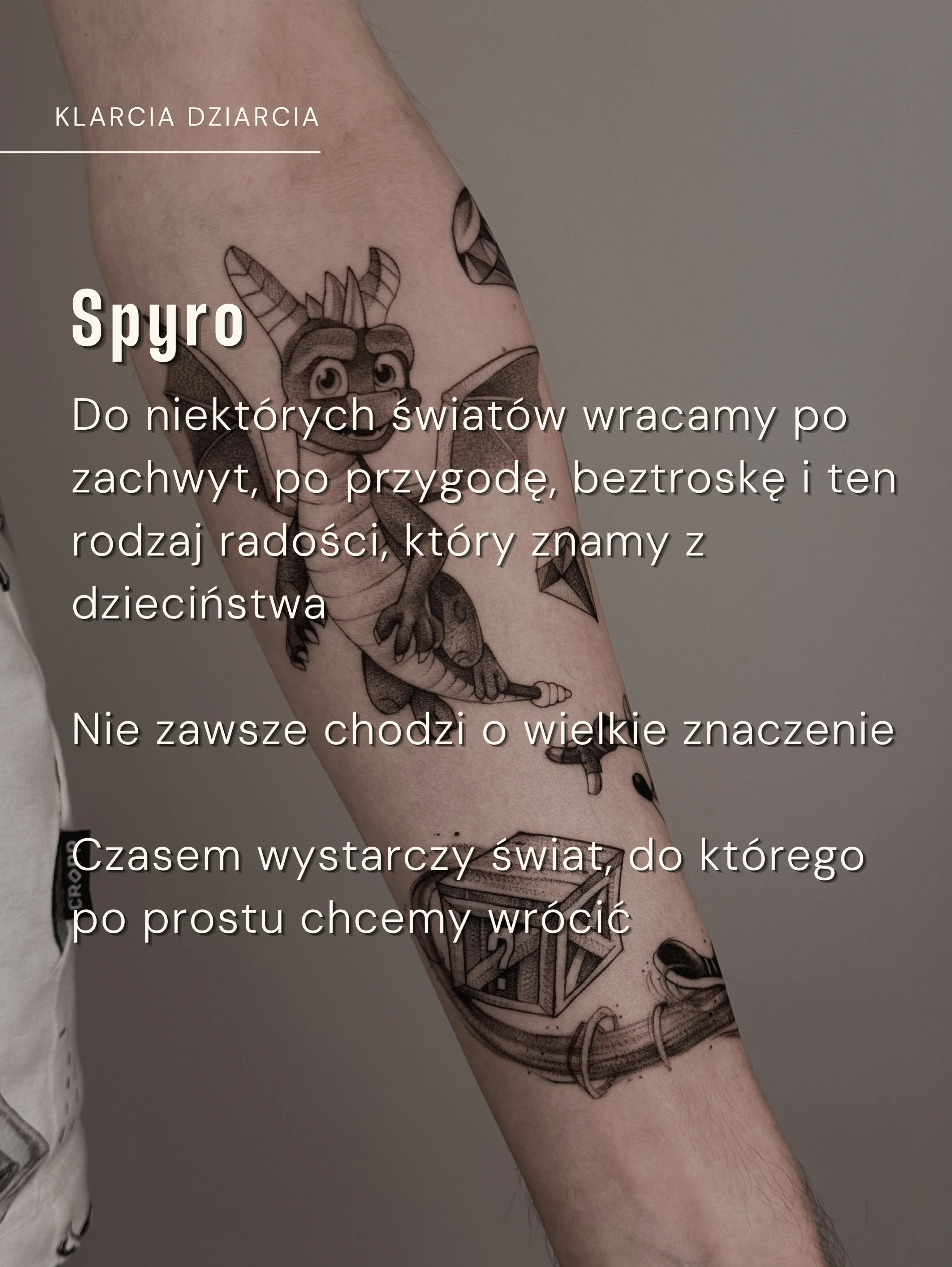 Karuzela przedstawia tatuaże inspirowane postaciami Nicka ze „Zwierzogrodu” i Legoshiego z „Beastars”; widoczny jest także zestawienie świeżego tatuażu Nicka oraz jego wyglądu rok później., zdjęcie 8 z 10