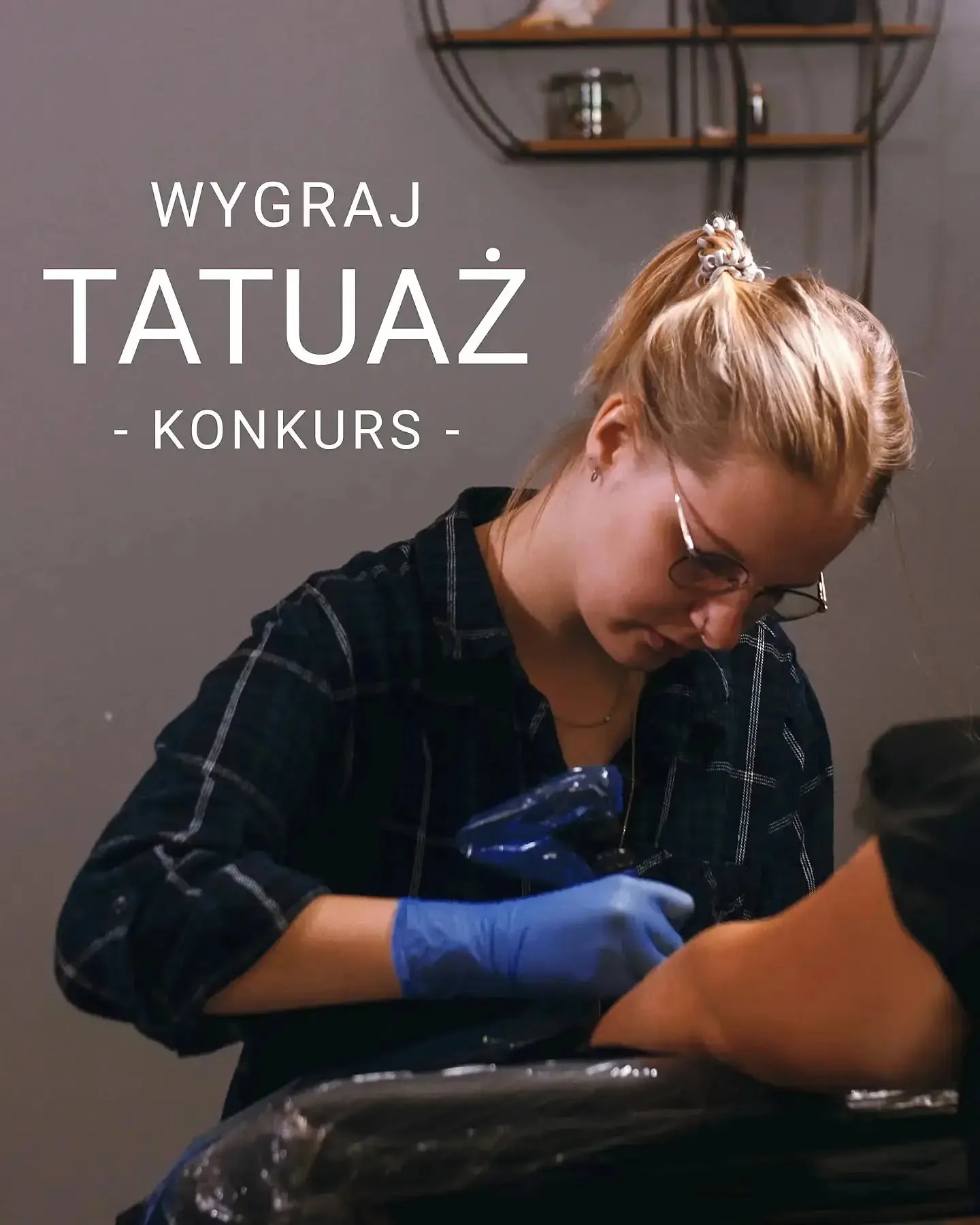 Klara Keczyńska tatuuje klienta w rękawiczkach; na grafice widnieje napis „Wygraj tatuaż – konkurs”.