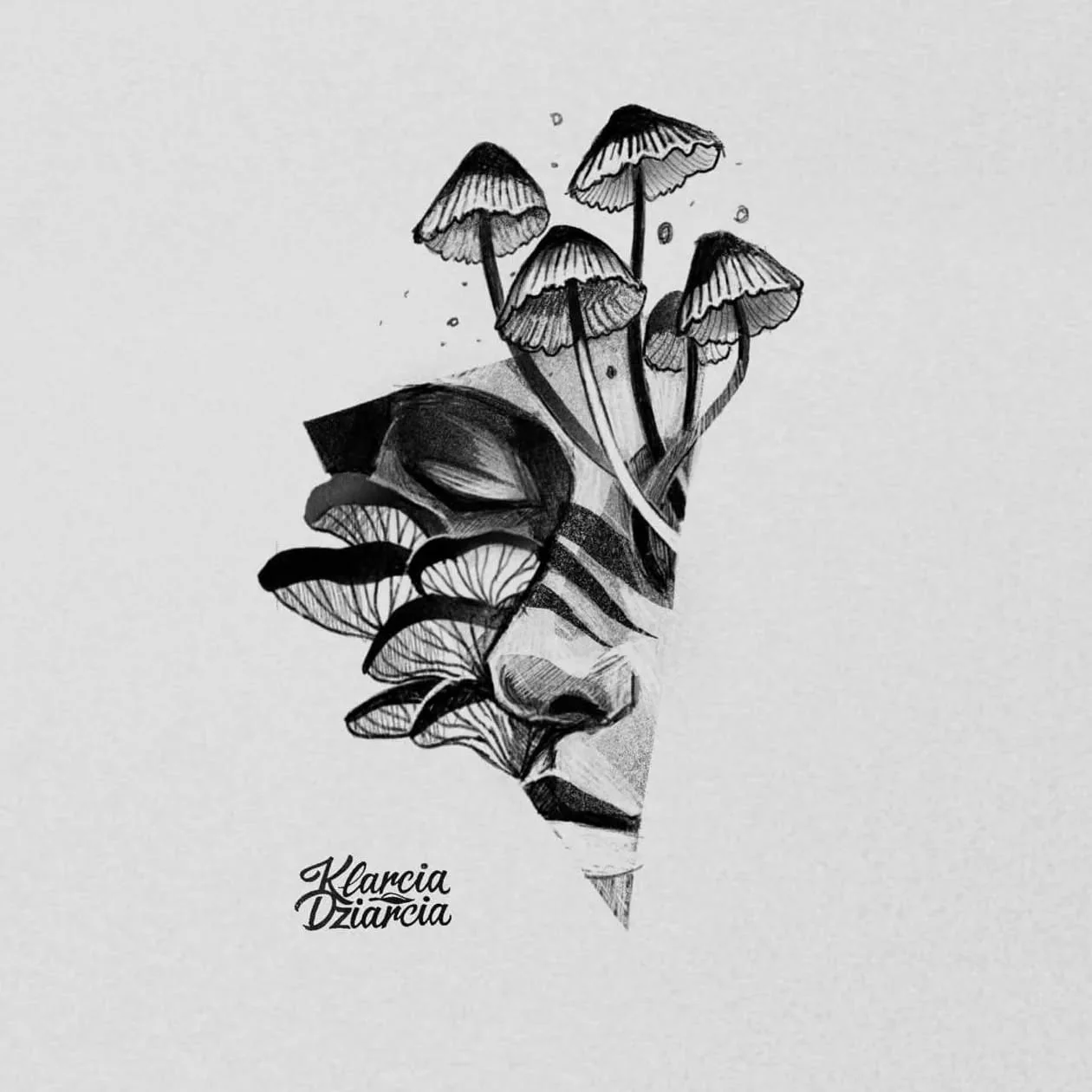 Czarno-biała ilustracja projektu tatuażu przedstawiająca grzyby i liście, z sygnaturą Klarci Dziarci.