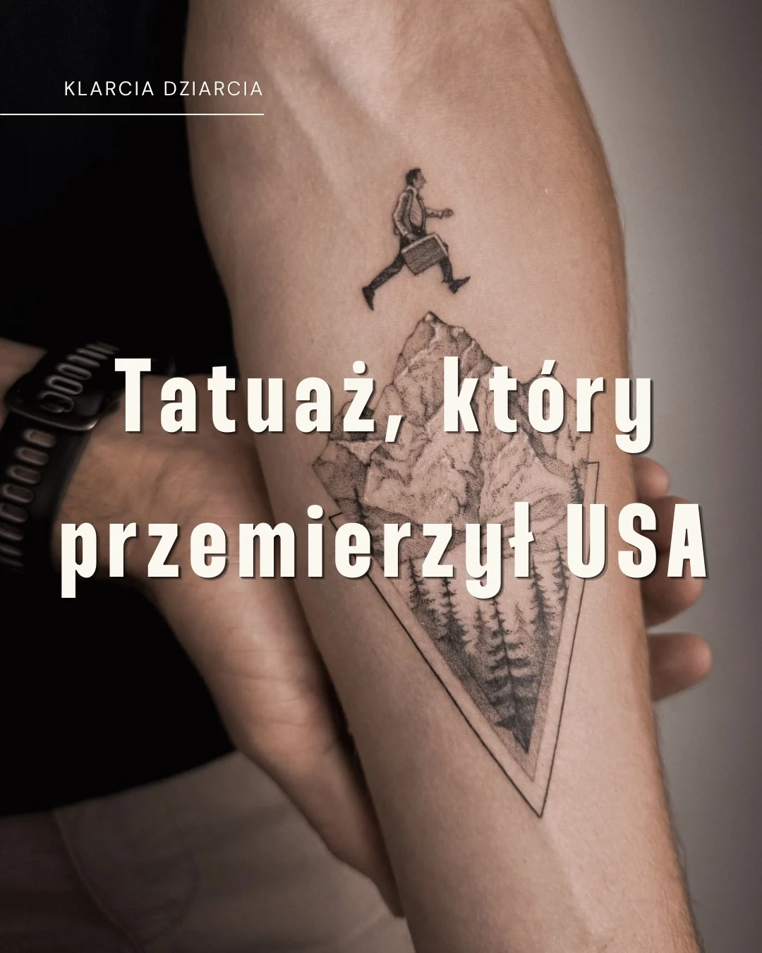 Tatuaż na przedramieniu: geometryczna kompozycja z górskim krajobrazem, lasem i sylwetką biegnącej osoby; kolejne zdjęcia pokazują ten tatuaż podczas podróży po USA z kamerą na tle gór, Pomnika Waszyngtona i Wielkiego Kanionu., zdjęcie 1 z 20