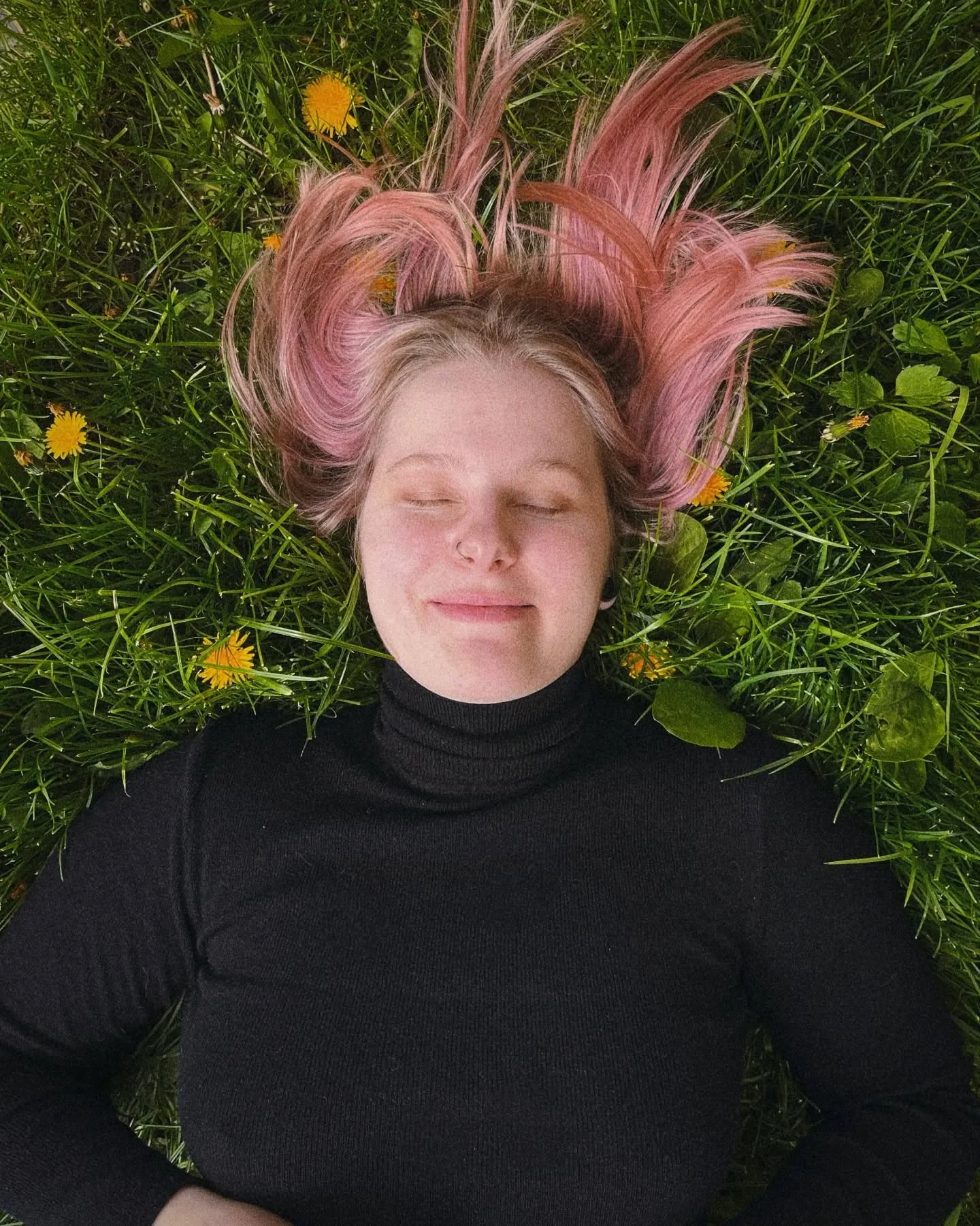 Karuzela osobistych zdjęć Klary: portret z różowymi włosami i mleczami na oczach, leśna roślina, a także pies na trawie obok osoby odpoczywającej na leżaku., zdjęcie 6 z 6