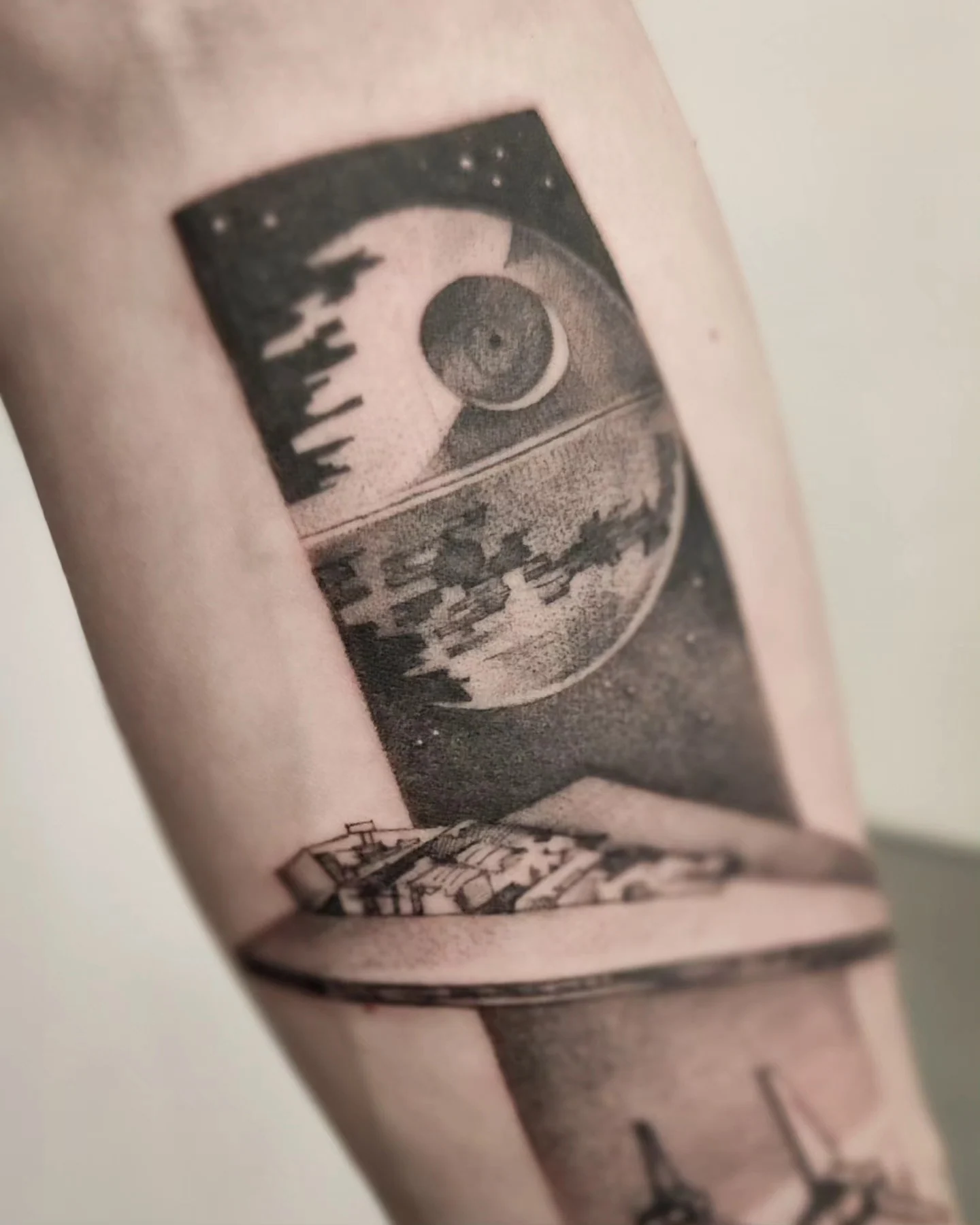 Porównanie świeżego i wygojonego tatuażu przedstawiającego kosmiczną scenę z planetą, statkiem oraz innymi elementami science fiction; kolejne zdjęcia pokazują detale wygojonej pracy., zdjęcie 2 z 4