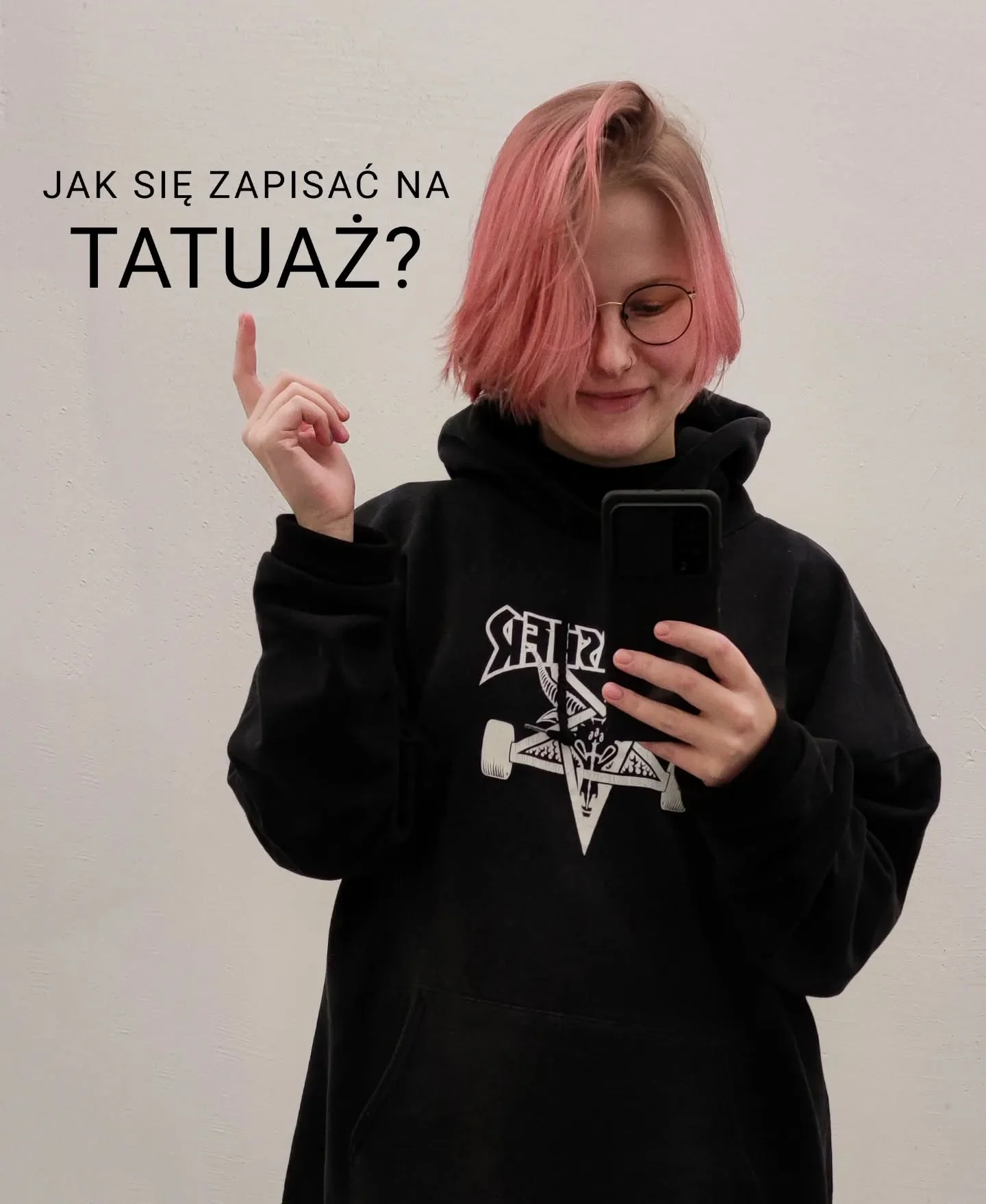 Klara Keczyńska pokazuje na zdjęciu instrukcję „Jak się zapisać na tatuaż?”