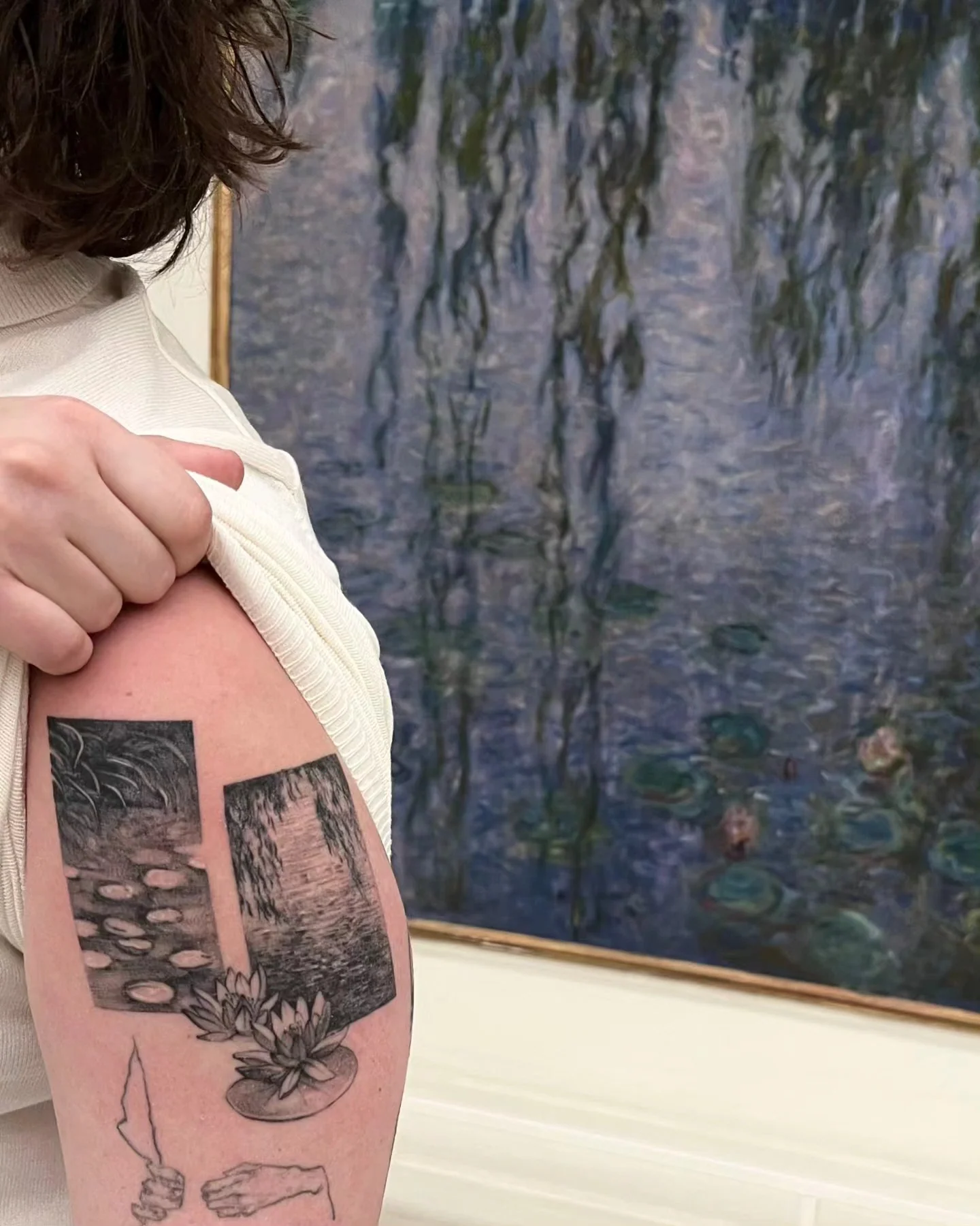 Karuzela zdjęć przedstawiających wygojone tatuaże: realistyczny portret psa na ramieniu, krajobrazowy motyw na ramieniu oraz botaniczny motyw na nodze; na części zdjęć widoczne są także psy., zdjęcie 4 z 4