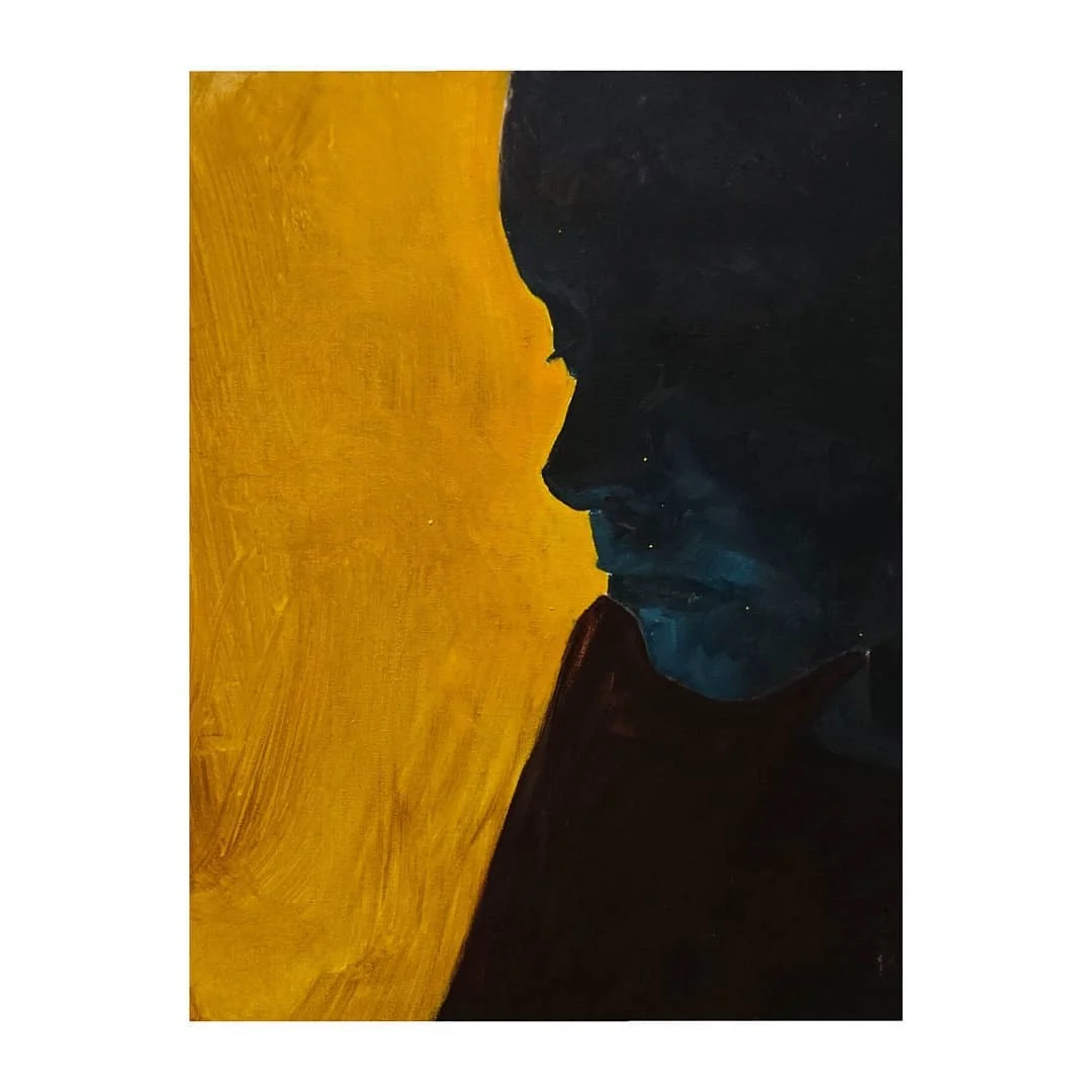 Obraz olejny „Last Human” przedstawiający ciemną sylwetkę z profilu na tle intensywnie żółtej powierzchni; praca ma format 25 × 40 cm.