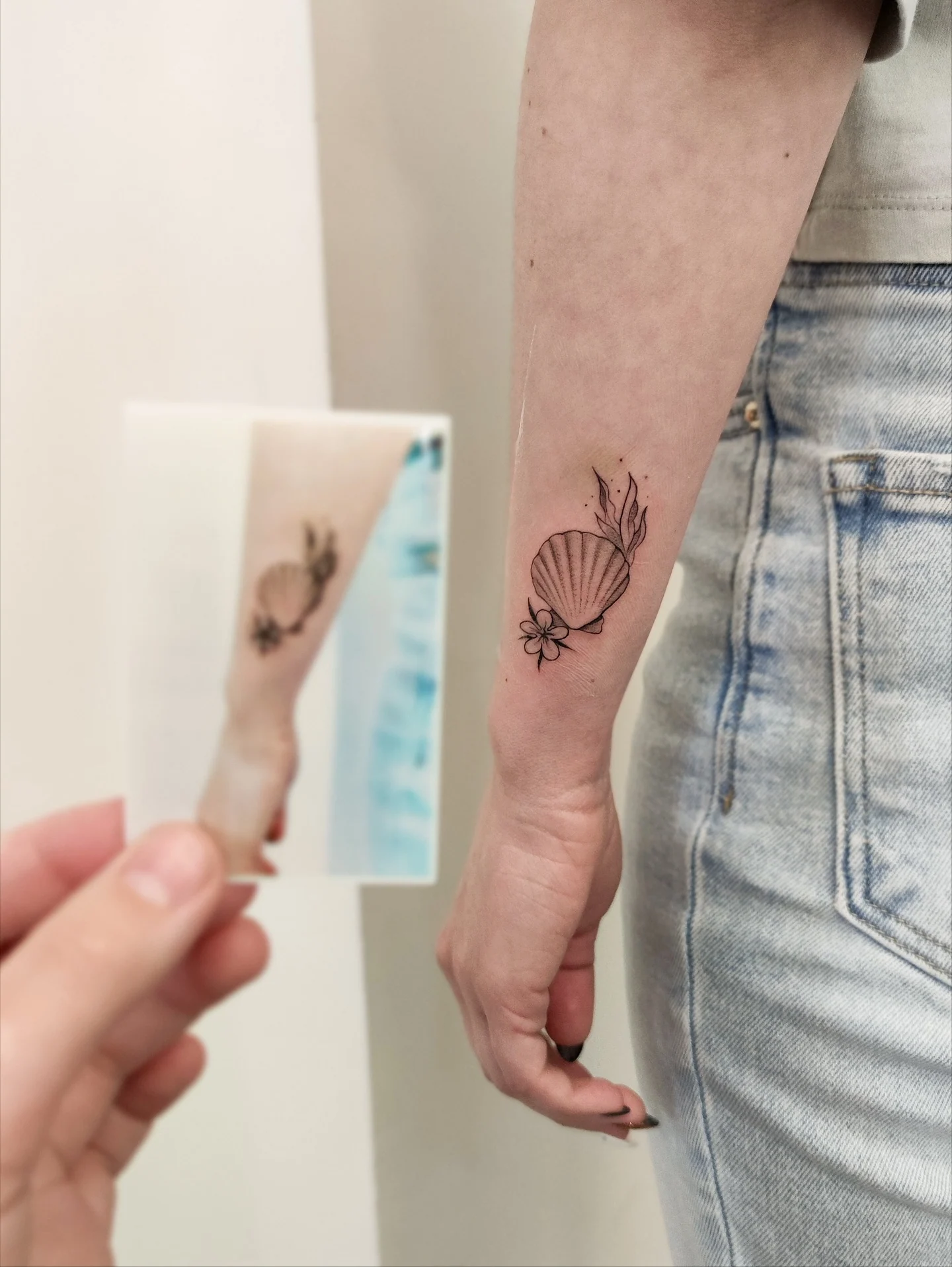 Voucher na tatuaż przedstawiony wśród roślin oraz przykładowe zdjęcia tatuaży, w tym portretów psów i sceny z osłem w prostokątnej kompozycji., zdjęcie 8 z 12
