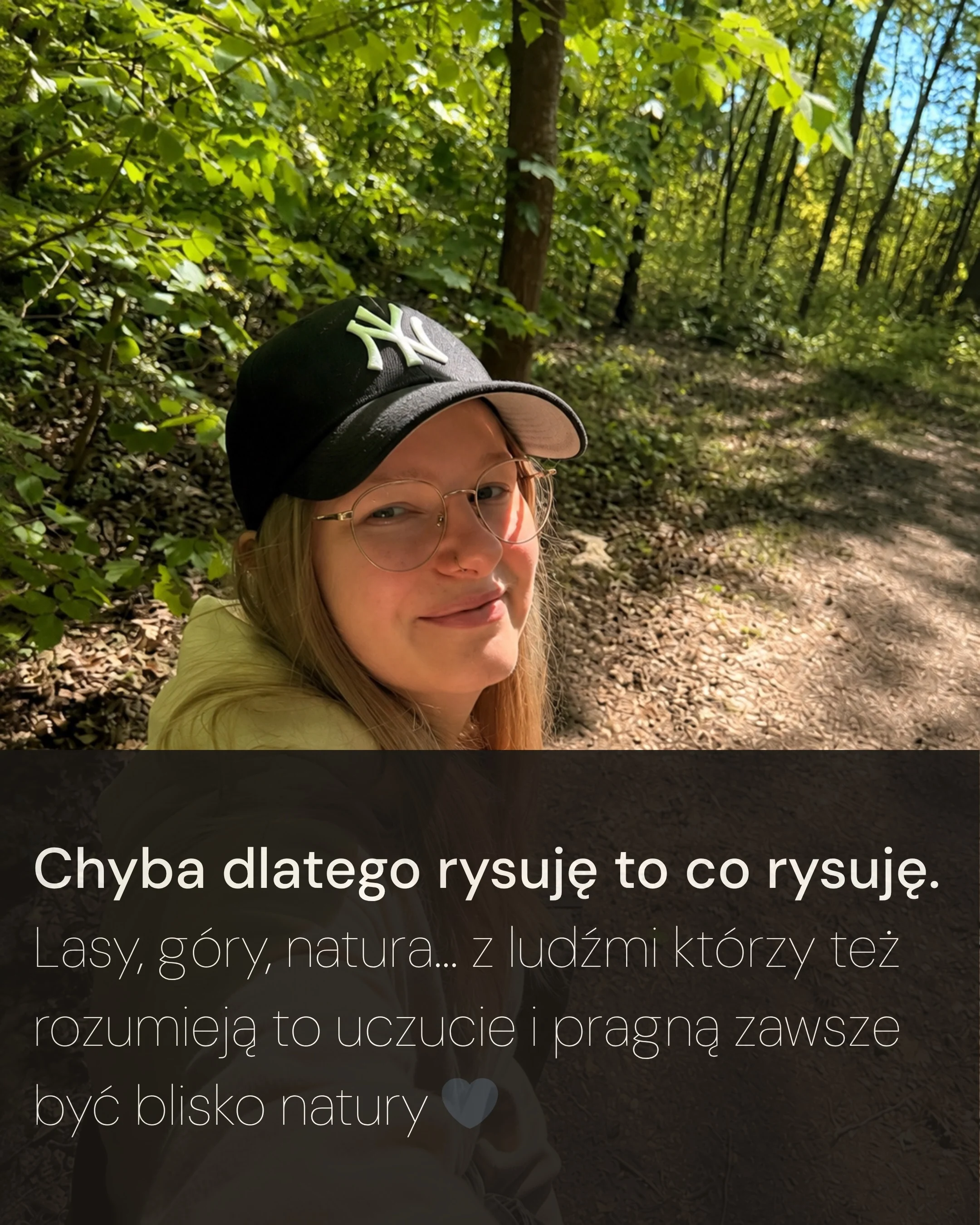 Karuzela przedstawia Klarę w zimowym lesie, Klarę z rowerem w lesie oraz leśny krajobraz z dużym drzewem; na zdjęciach widoczne są napisy o relaksie w naturze, jeździe na rowerze i Lesie Bielańskim., zdjęcie 5 z 6