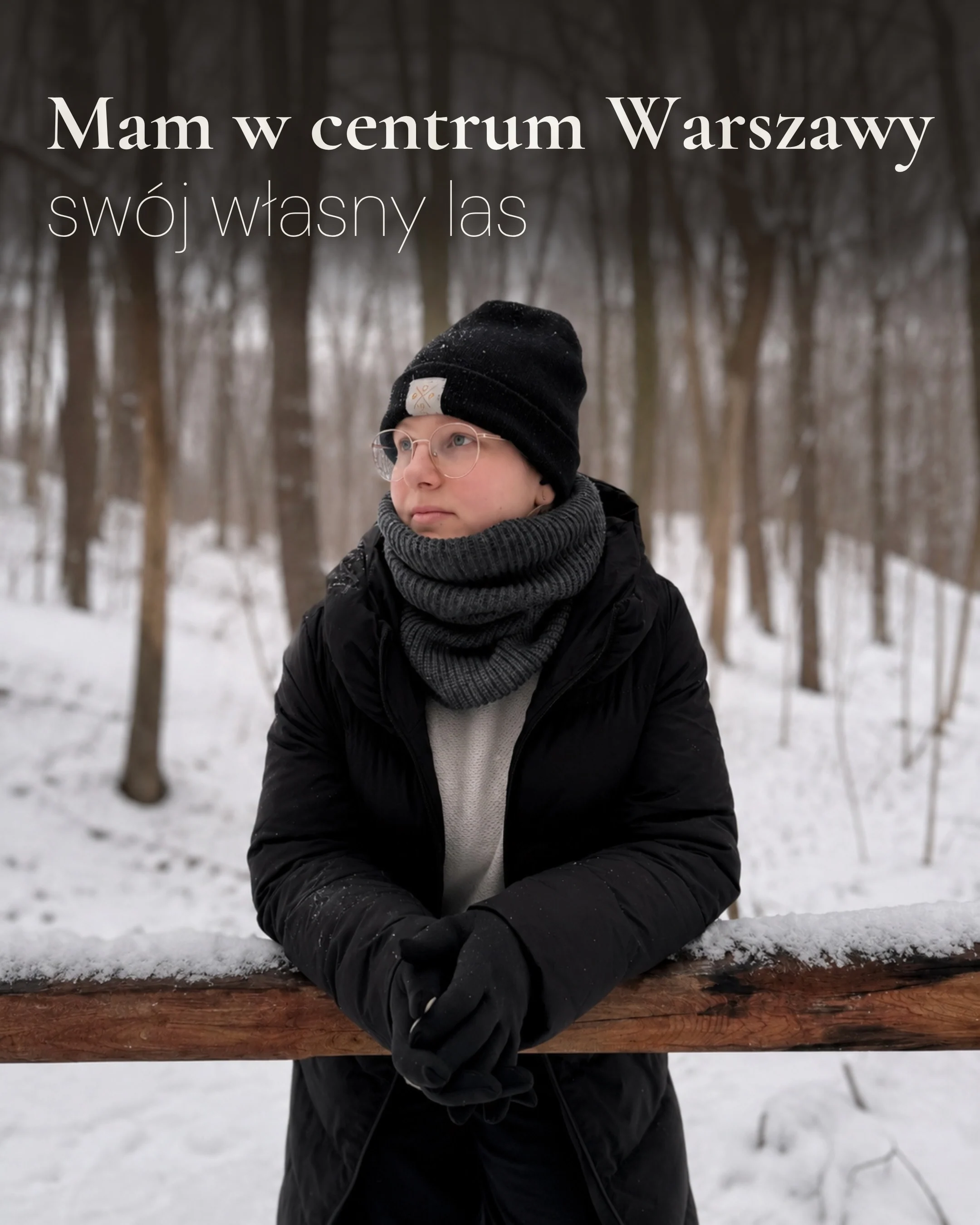 Karuzela przedstawia Klarę w zimowym lesie, Klarę z rowerem w lesie oraz leśny krajobraz z dużym drzewem; na zdjęciach widoczne są napisy o relaksie w naturze, jeździe na rowerze i Lesie Bielańskim., zdjęcie 1 z 6
