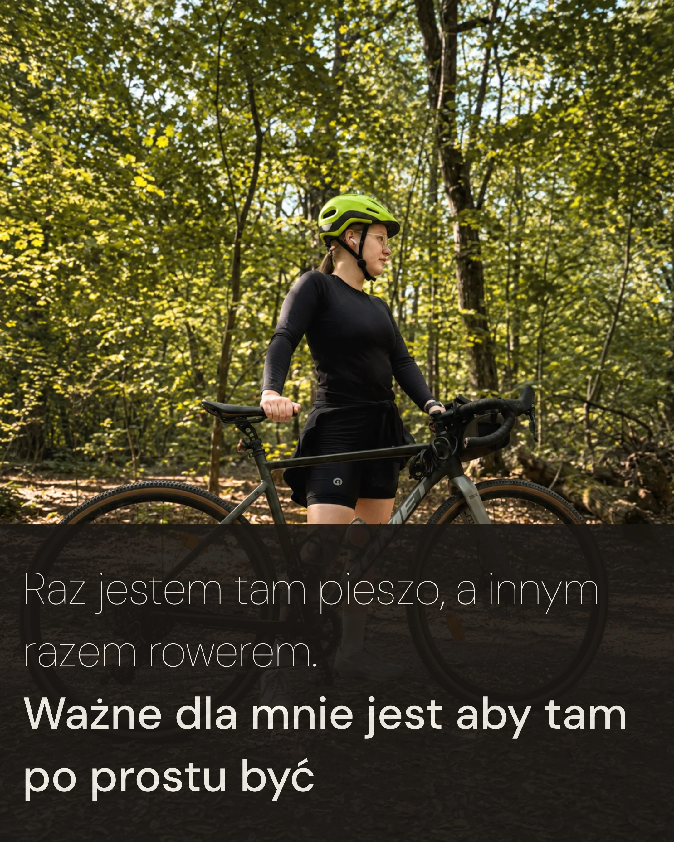 Karuzela przedstawia Klarę w zimowym lesie, Klarę z rowerem w lesie oraz leśny krajobraz z dużym drzewem; na zdjęciach widoczne są napisy o relaksie w naturze, jeździe na rowerze i Lesie Bielańskim., zdjęcie 2 z 6