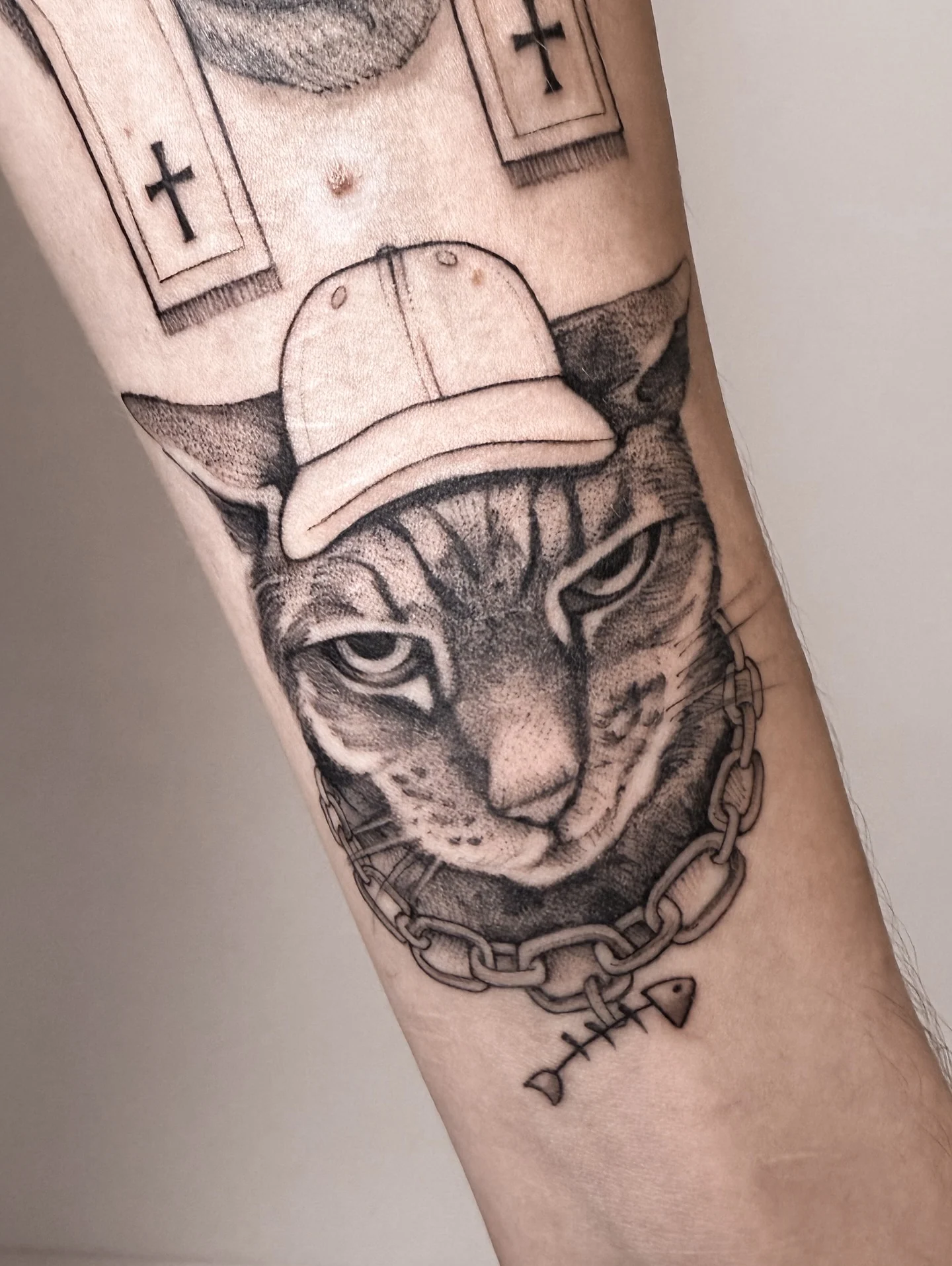 Karuzela przedstawiająca cztery kocie portrety w tatuażach na przedramionach, w tym koty w strojach pirata, księdza i dresiarza, oraz dwa zdjęcia referencyjne kotów., zdjęcie 1 z 6