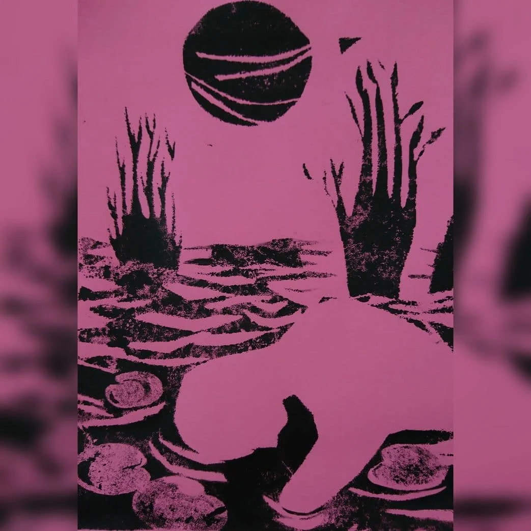 Grafika „Planta Sapiens” przedstawiająca czarny, surrealistyczny pejzaż z okrągłym kształtem na niebie, roślinami i sylwetką postaci na różowym tle.