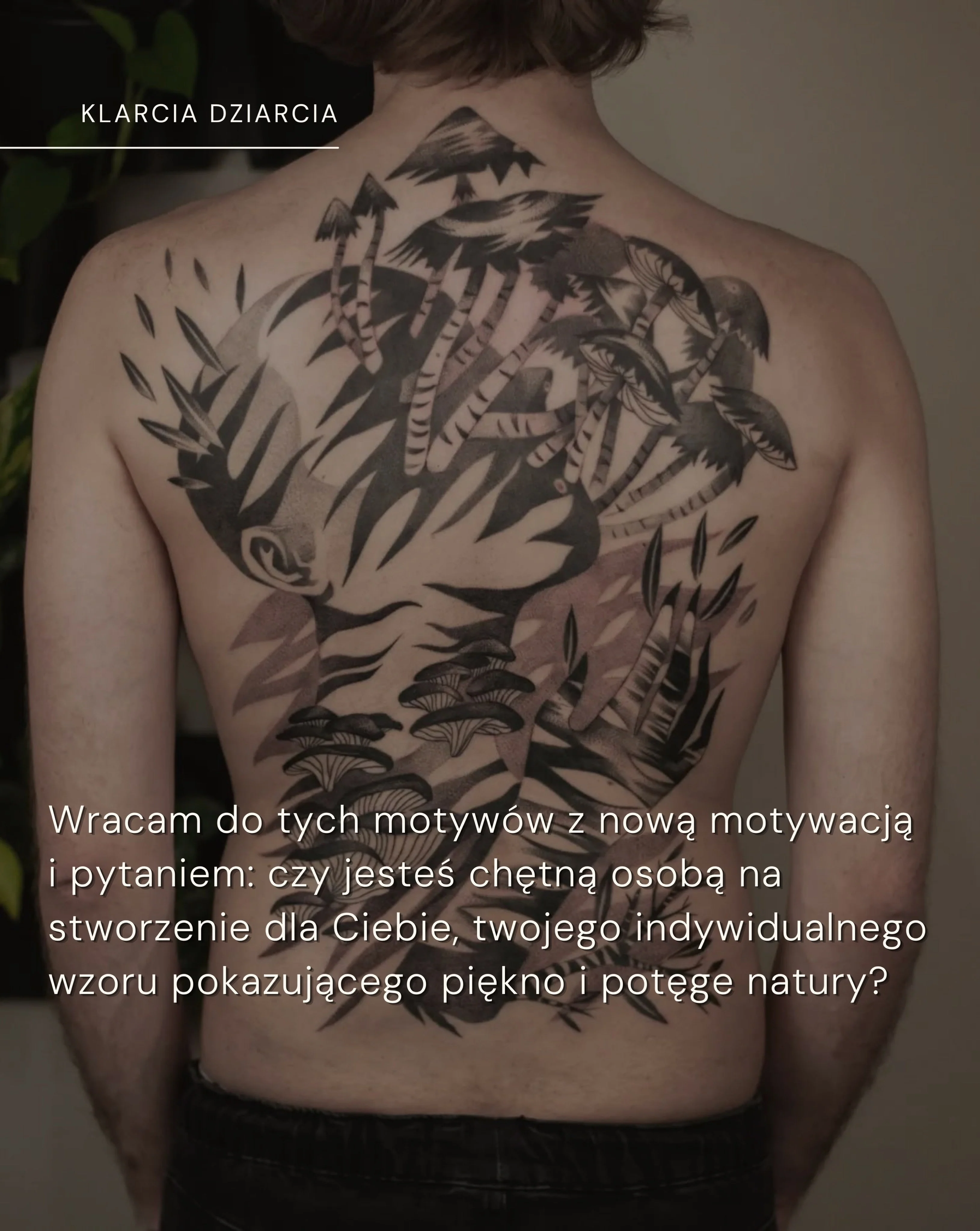Karuzela czterech czarno-szarych tatuaży z serii Planta Sapiens: postacie ludzi częściowo pochłonięte przez liście, grzyby, gałęzie i ptaki; widoczne są realizacje na udzie, ramieniu i plecach., zdjęcie 4 z 10
