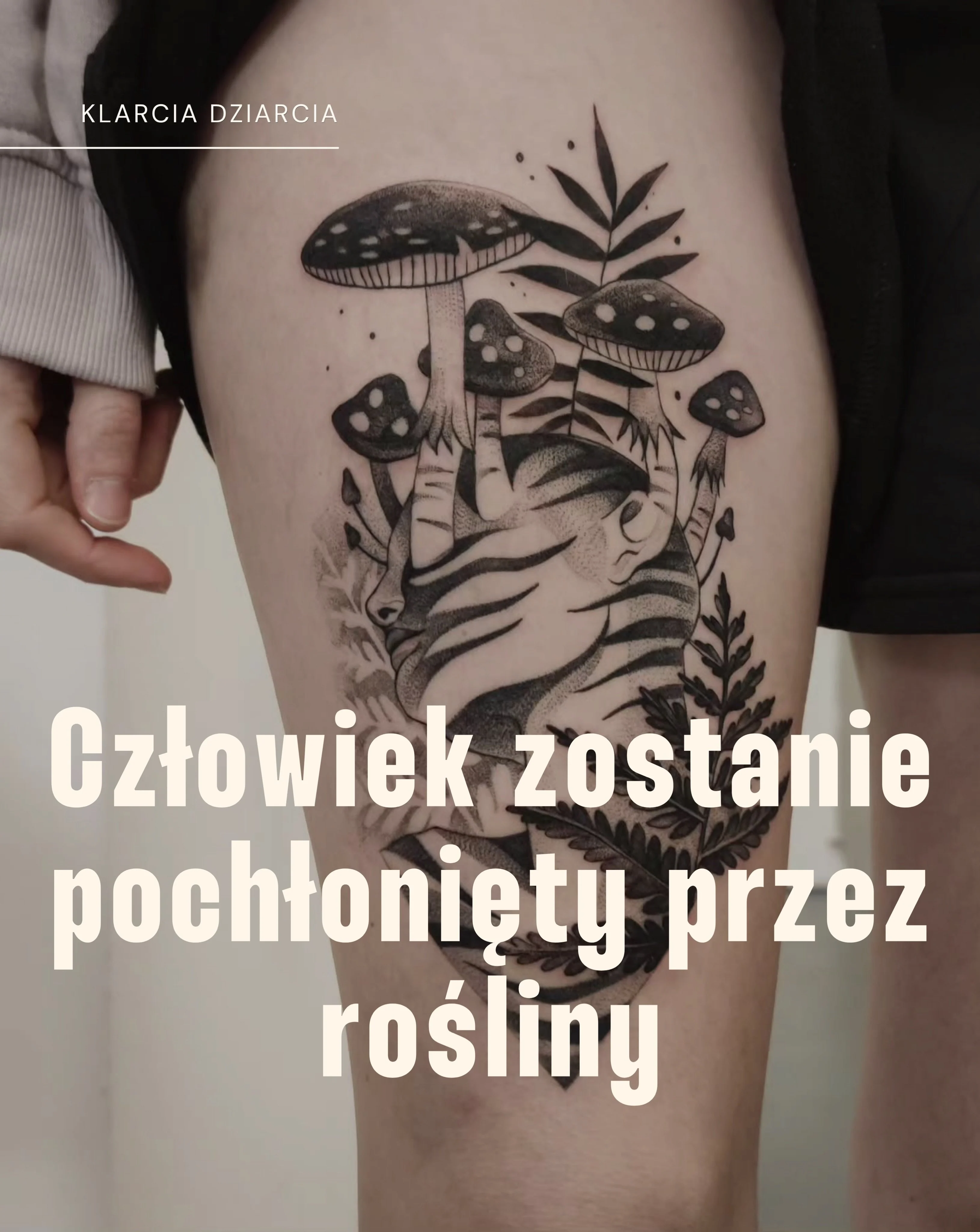 Karuzela czterech czarno-szarych tatuaży z serii Planta Sapiens: postacie ludzi częściowo pochłonięte przez liście, grzyby, gałęzie i ptaki; widoczne są realizacje na udzie, ramieniu i plecach., zdjęcie 1 z 10