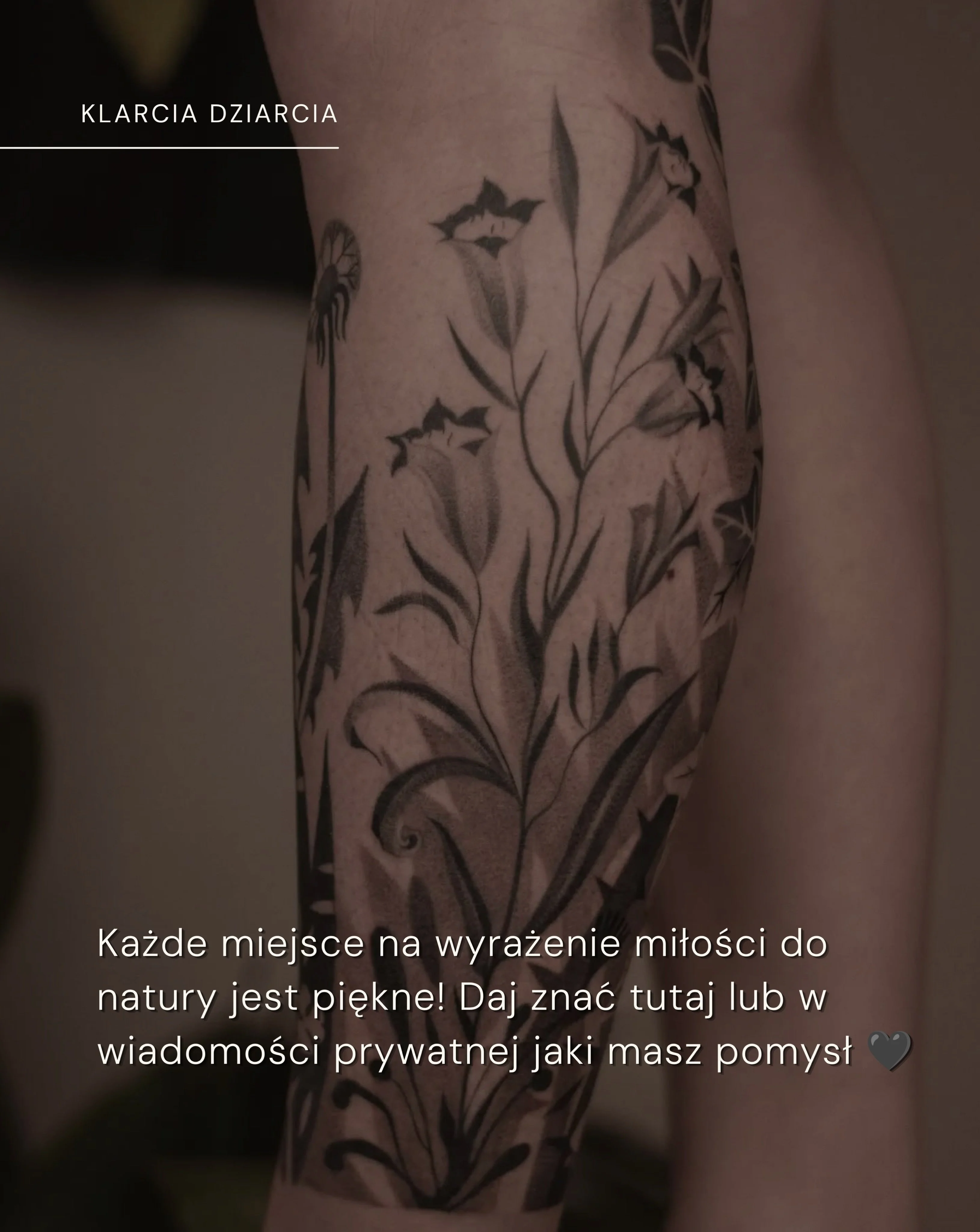 Karuzela czterech czarno-szarych tatuaży z serii Planta Sapiens: postacie ludzi częściowo pochłonięte przez liście, grzyby, gałęzie i ptaki; widoczne są realizacje na udzie, ramieniu i plecach., zdjęcie 8 z 10