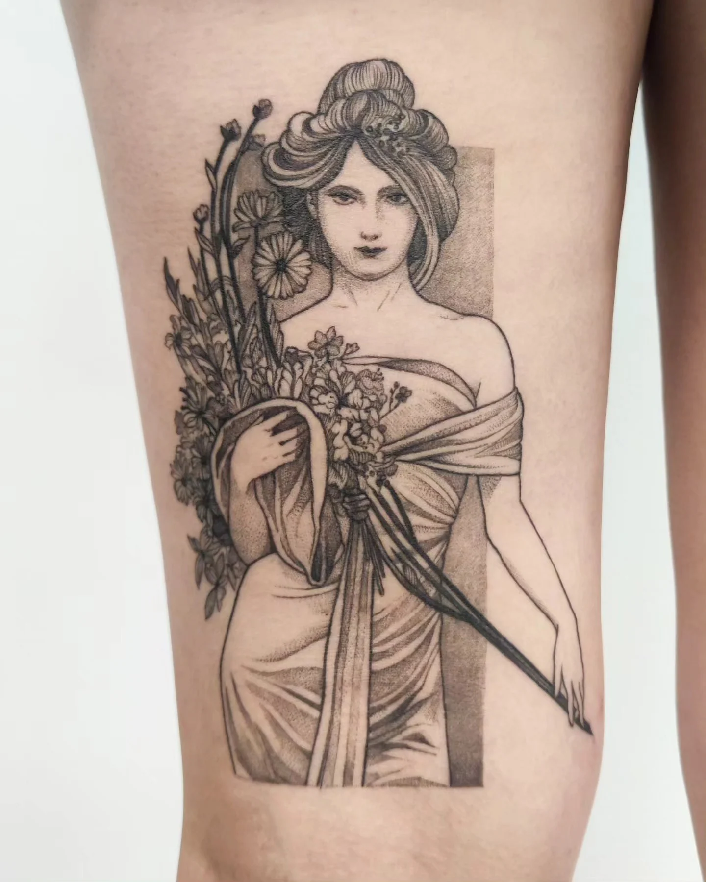 Wygojony tatuaż na nodze przedstawiający kobietę w stylu art nouveau z kwiatami i bukietem, pokazany obok projektu referencyjnego oraz w zbliżeniu., zdjęcie 5 z 6