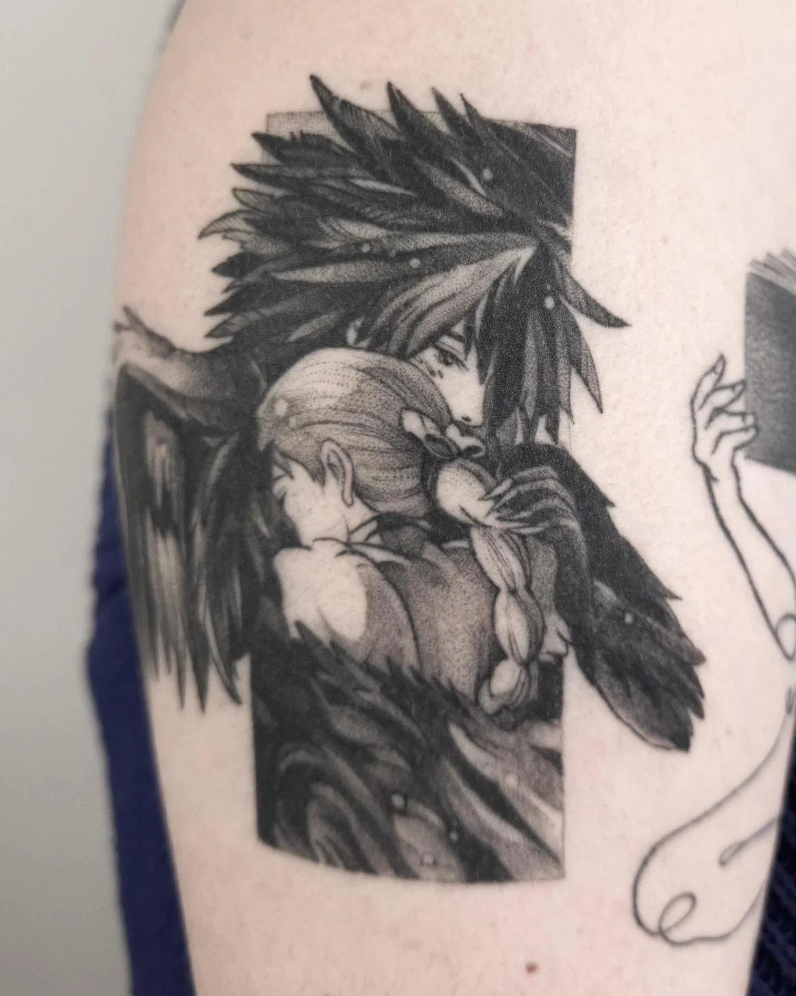 Wygojony czarno-szary tatuaż inspirowany filmami Studia Ghibli, przedstawiający dwie postacie otoczone dużymi skrzydłami., zdjęcie 1 z 4