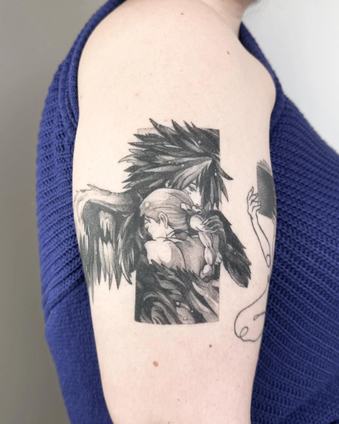 Wygojony czarno-szary tatuaż inspirowany filmami Studia Ghibli, przedstawiający dwie postacie otoczone dużymi skrzydłami., zdjęcie 4 z 4