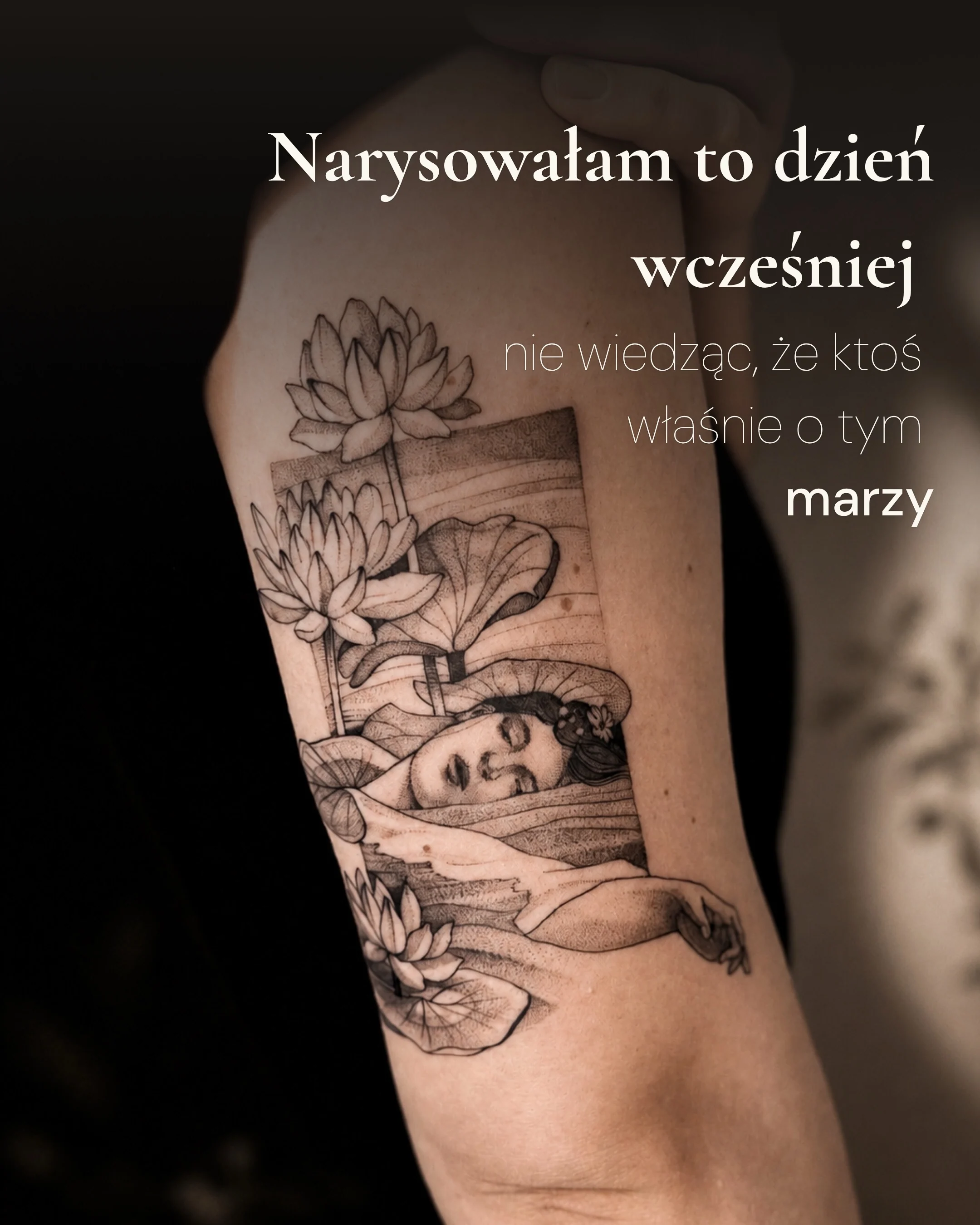 Karuzela pokazuje autorski projekt i wykonany tatuaż przedstawiający leżącą postać otoczoną kwiatami lilii wodnych, a także obrazy będące inspiracją dla kompozycji., zdjęcie 1 z 6
