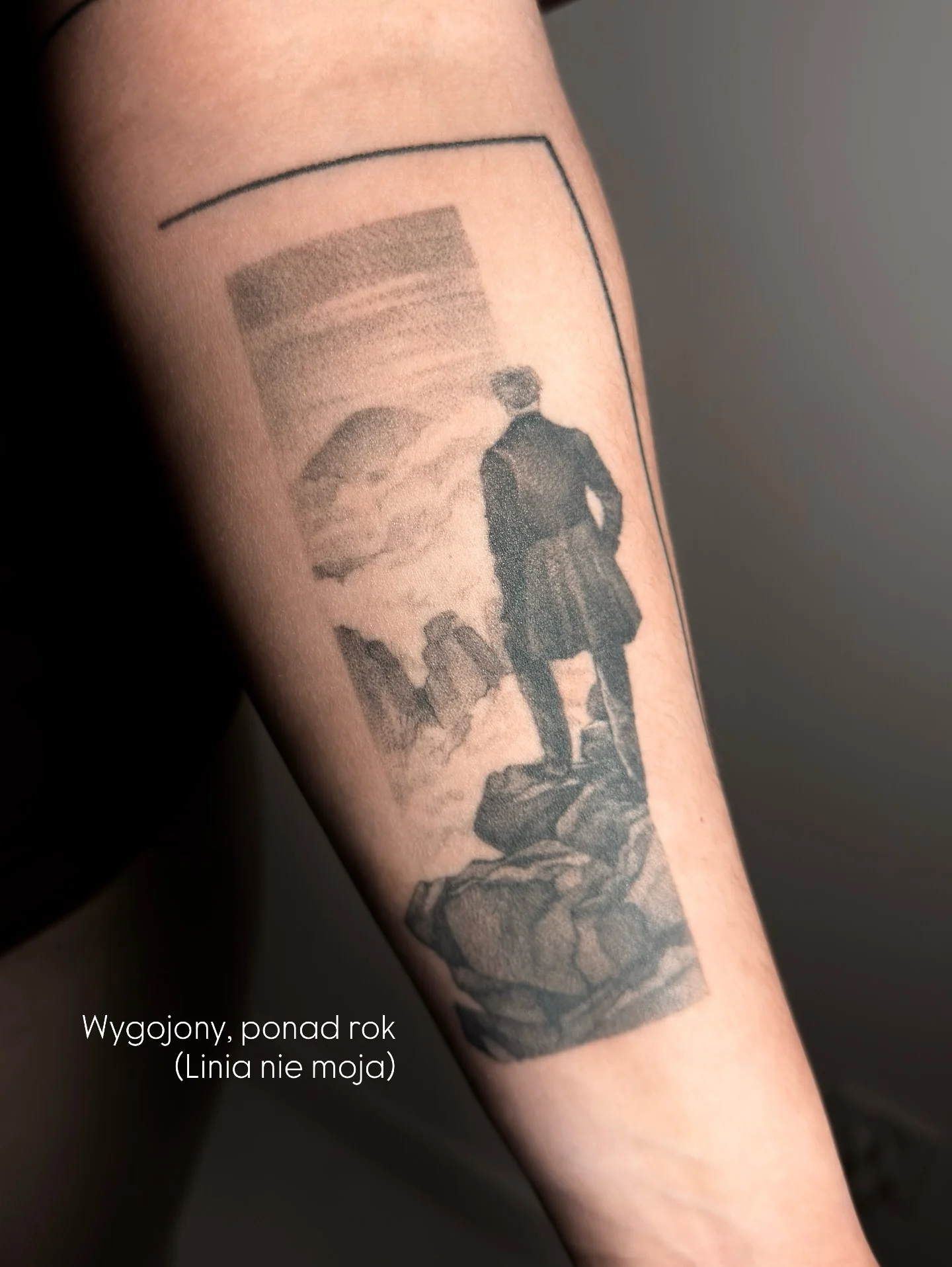 Tatuaż przedstawiający śpiącą postać otoczoną nietoperzami i kotami, ułożony w trójkątnym kadrze na nodze; ostatni slajd pokazuje szkice i odbitkę kalki przed wykonaniem., zdjęcie 7 z 8