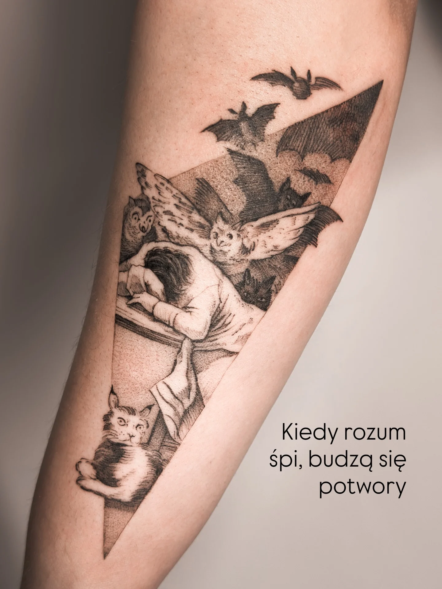 Tatuaż przedstawiający śpiącą postać otoczoną nietoperzami i kotami, ułożony w trójkątnym kadrze na nodze; ostatni slajd pokazuje szkice i odbitkę kalki przed wykonaniem., zdjęcie 2 z 8