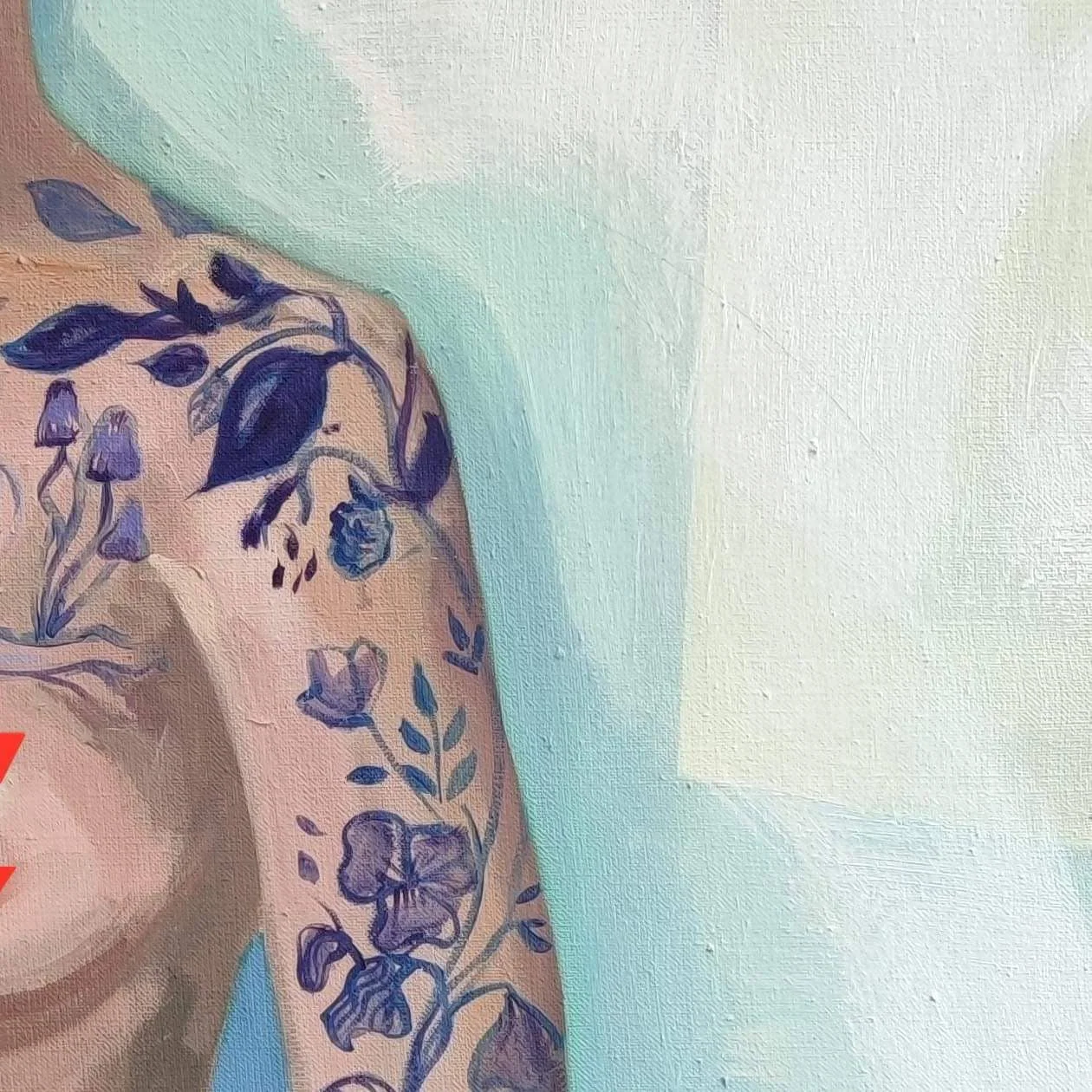 Fragment malarskiego portretu kobiety z kwiatowym motywem na ramieniu, utrzymanego w pastelowych odcieniach błękitu, fioletu i różu.