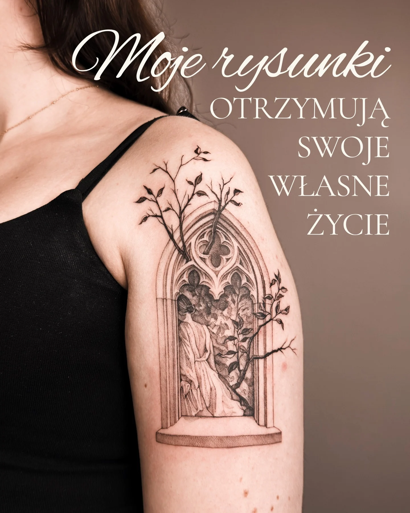 Tatuaż na ramieniu przedstawiający gotyckie okno z postacią, ornamentem i gałęziami; obok widoczny autorski rysunek tego motywu., zdjęcie 1 z 9