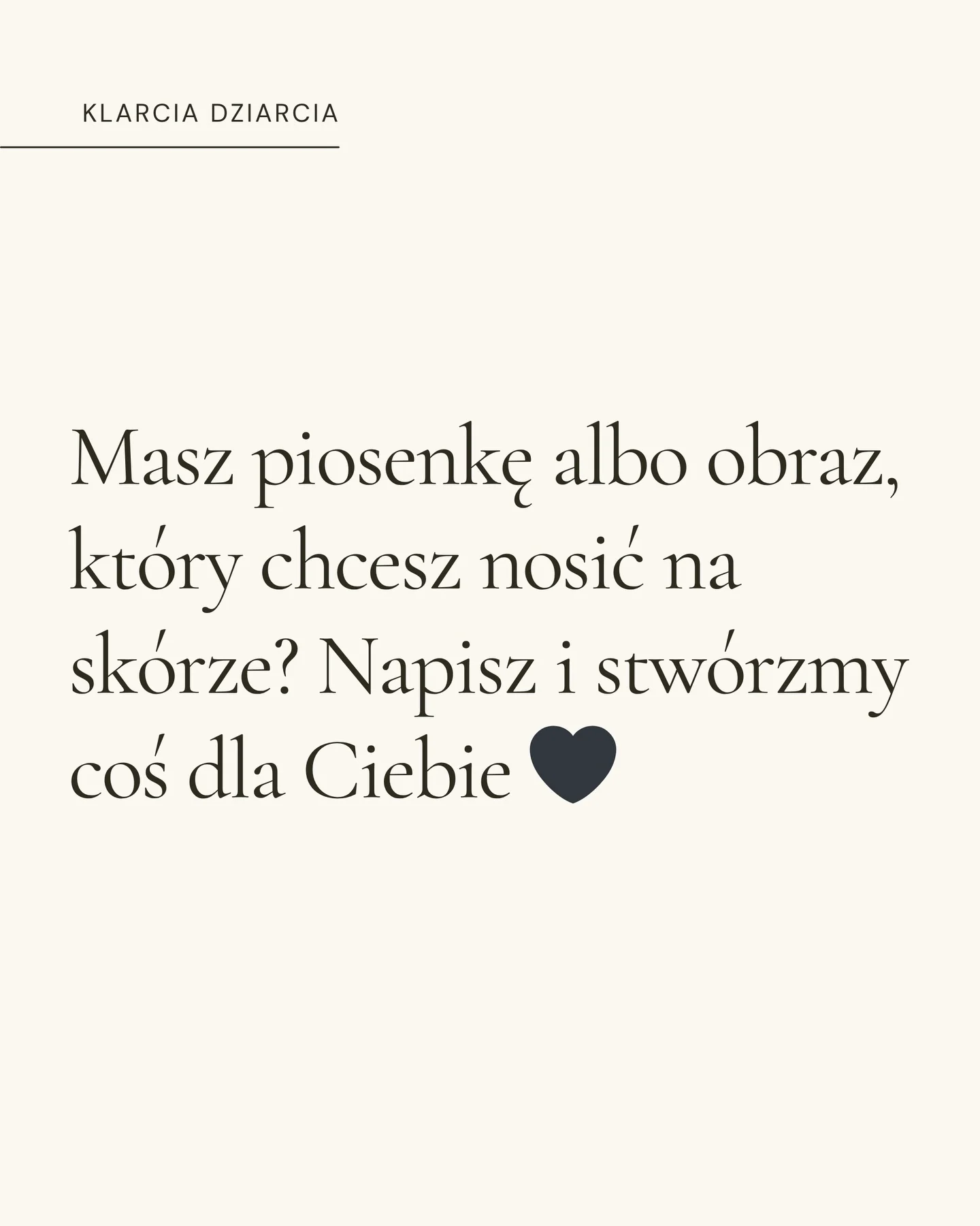 Tatuaż na ramieniu przedstawiający gotyckie okno z postacią, ornamentem i gałęziami; obok widoczny autorski rysunek tego motywu., zdjęcie 9 z 9