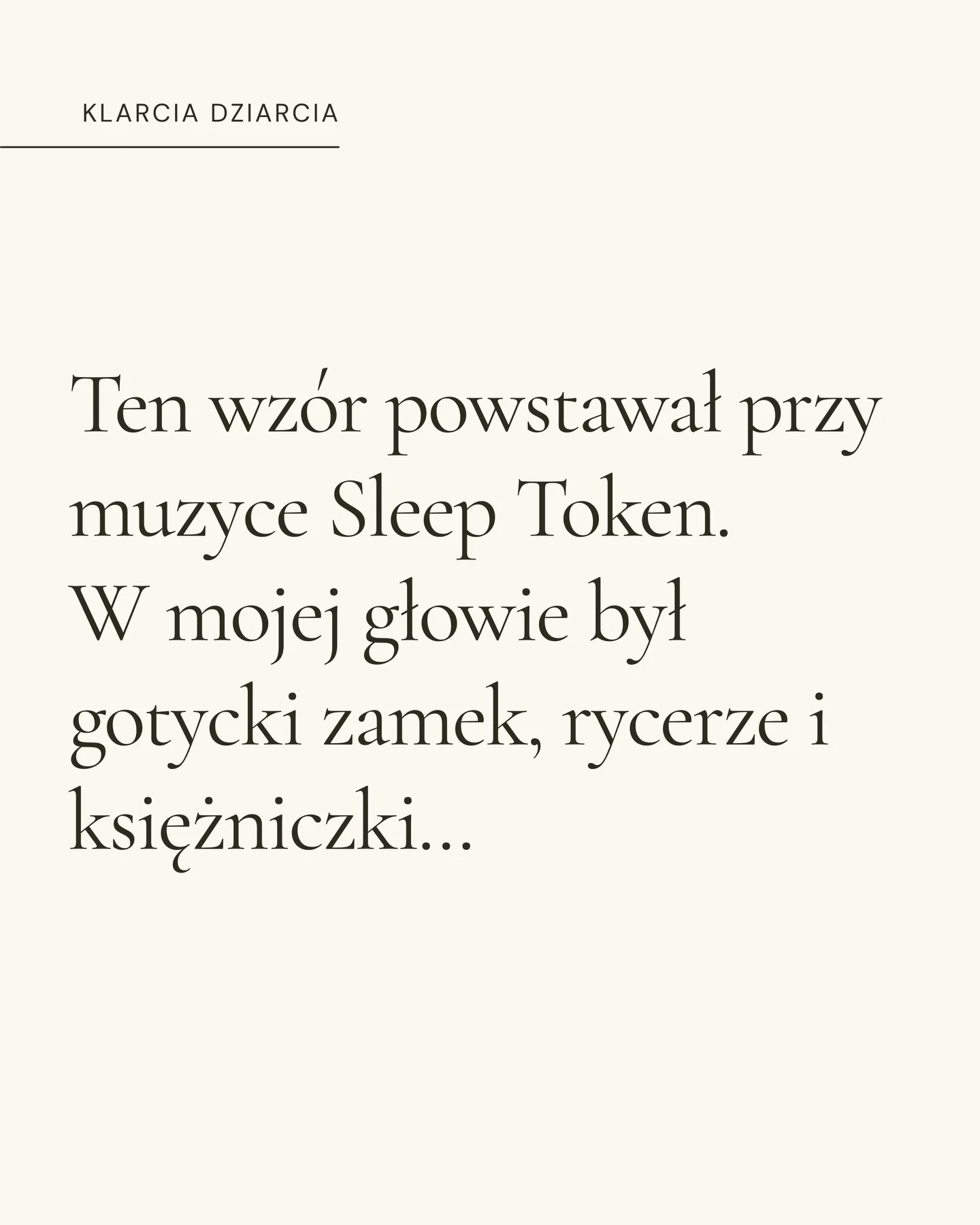Tatuaż na ramieniu przedstawiający gotyckie okno z postacią, ornamentem i gałęziami; obok widoczny autorski rysunek tego motywu., zdjęcie 2 z 9
