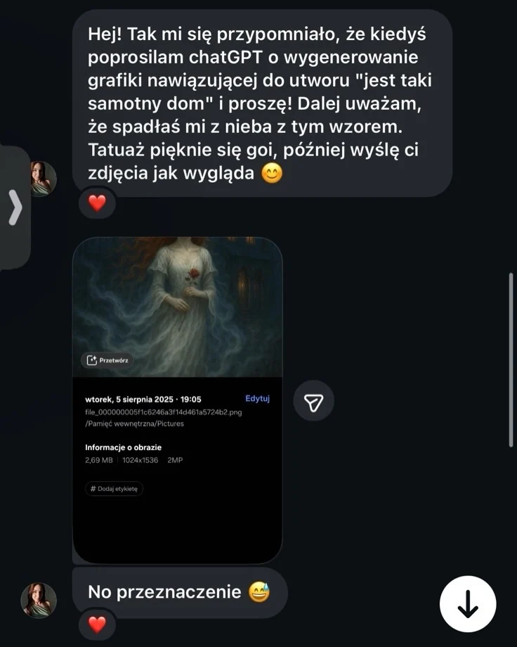 Tatuaż na ramieniu przedstawiający gotyckie okno z postacią, ornamentem i gałęziami; obok widoczny autorski rysunek tego motywu., zdjęcie 6 z 9