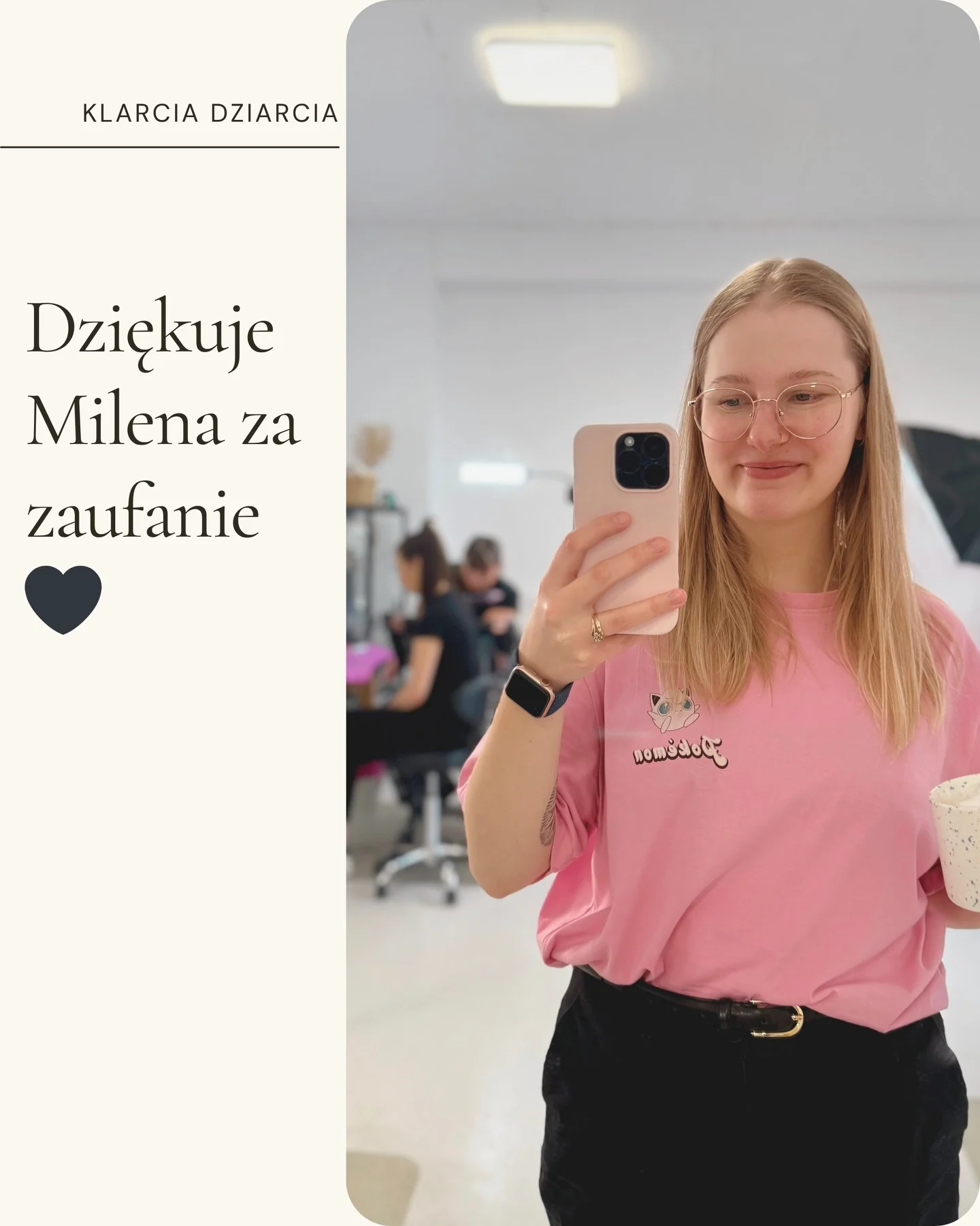 Tatuaż na ramieniu przedstawiający gotyckie okno z postacią, ornamentem i gałęziami; obok widoczny autorski rysunek tego motywu., zdjęcie 8 z 9