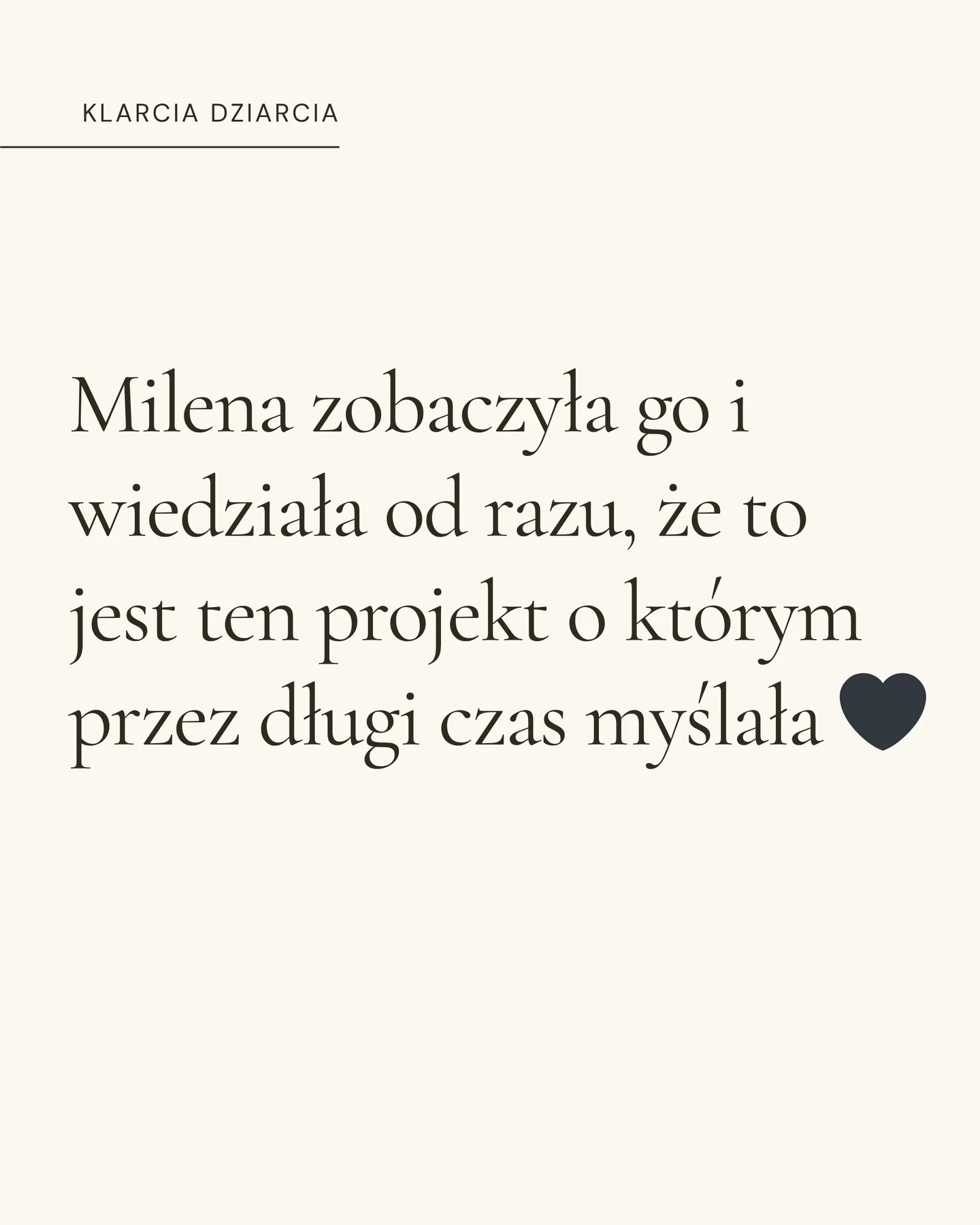 Tatuaż na ramieniu przedstawiający gotyckie okno z postacią, ornamentem i gałęziami; obok widoczny autorski rysunek tego motywu., zdjęcie 4 z 9