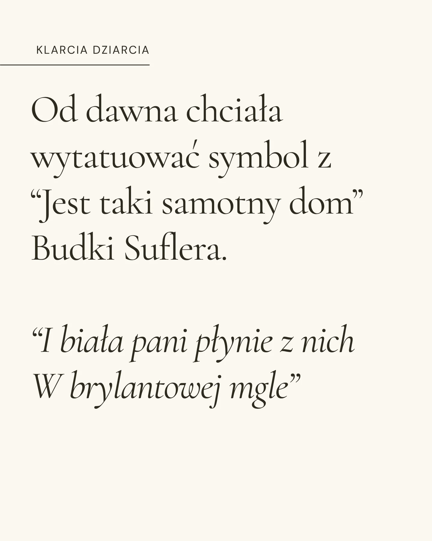 Tatuaż na ramieniu przedstawiający gotyckie okno z postacią, ornamentem i gałęziami; obok widoczny autorski rysunek tego motywu., zdjęcie 5 z 9