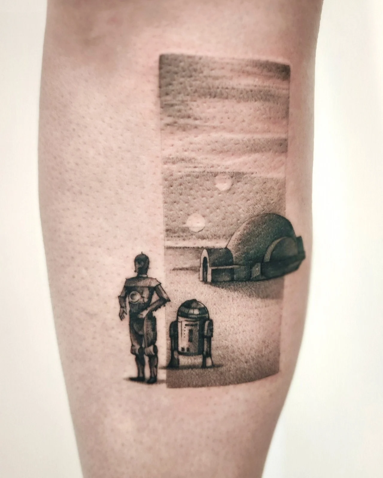 Karuzela przedstawia kilka tatuaży inspirowanych uniwersum Star Wars: pustynny pejzaż Tatooine z postacią Luke’a, C-3PO i R2-D2 oraz osobną scenę z postaciami z serii., zdjęcie 2 z 3