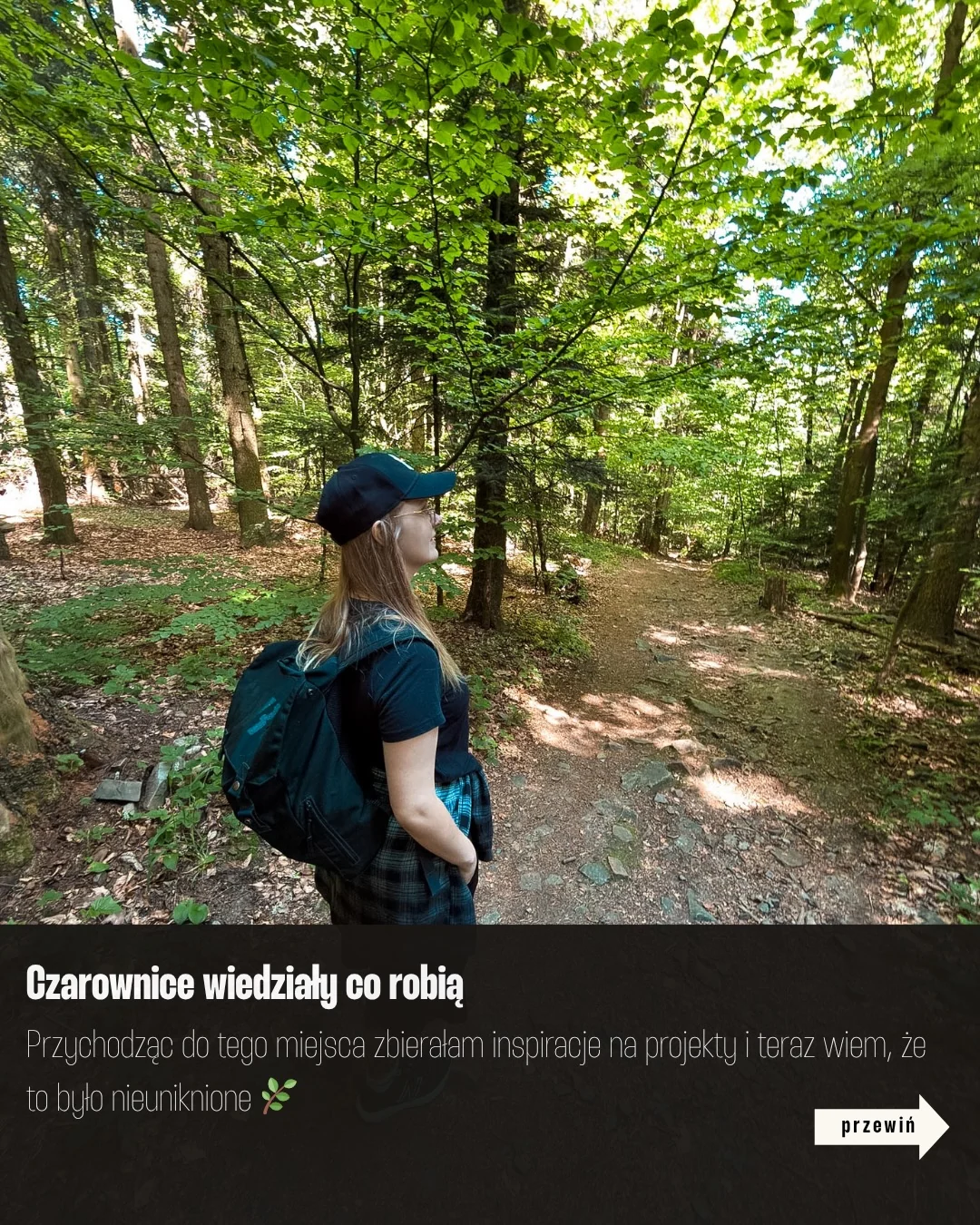 Klara Keczyńska na leśnej ścieżce w Świętokrzyskim Parku Narodowym, nasłoneczniony las oraz droga prowadząca do klasztoru na Łysej Górze., zdjęcie 4 z 8
