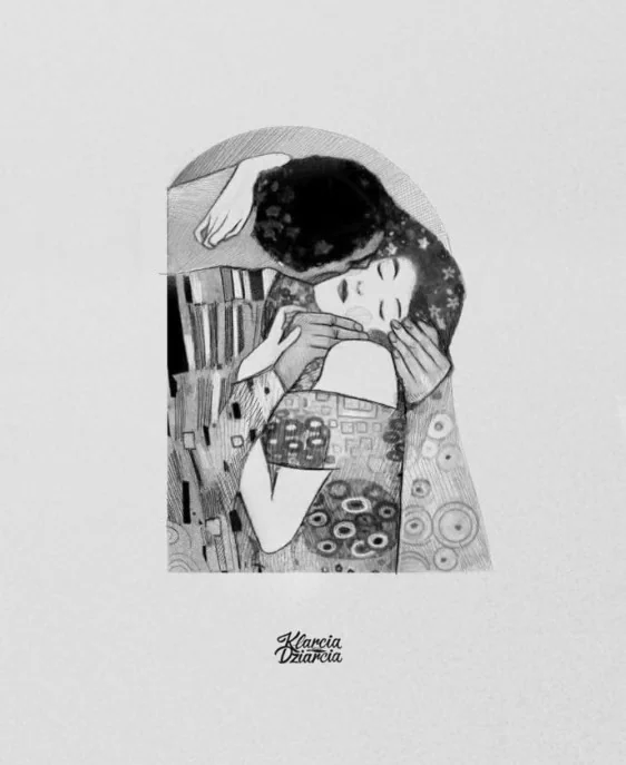Monochromatyczny projekt tatuażu przedstawiający inspirowaną obrazem „Pocałunek” Gustava Klimta scenę obejmującą całującą się parę, z dekoracyjnymi wzorami i sygnaturą Klarci Dziarci.