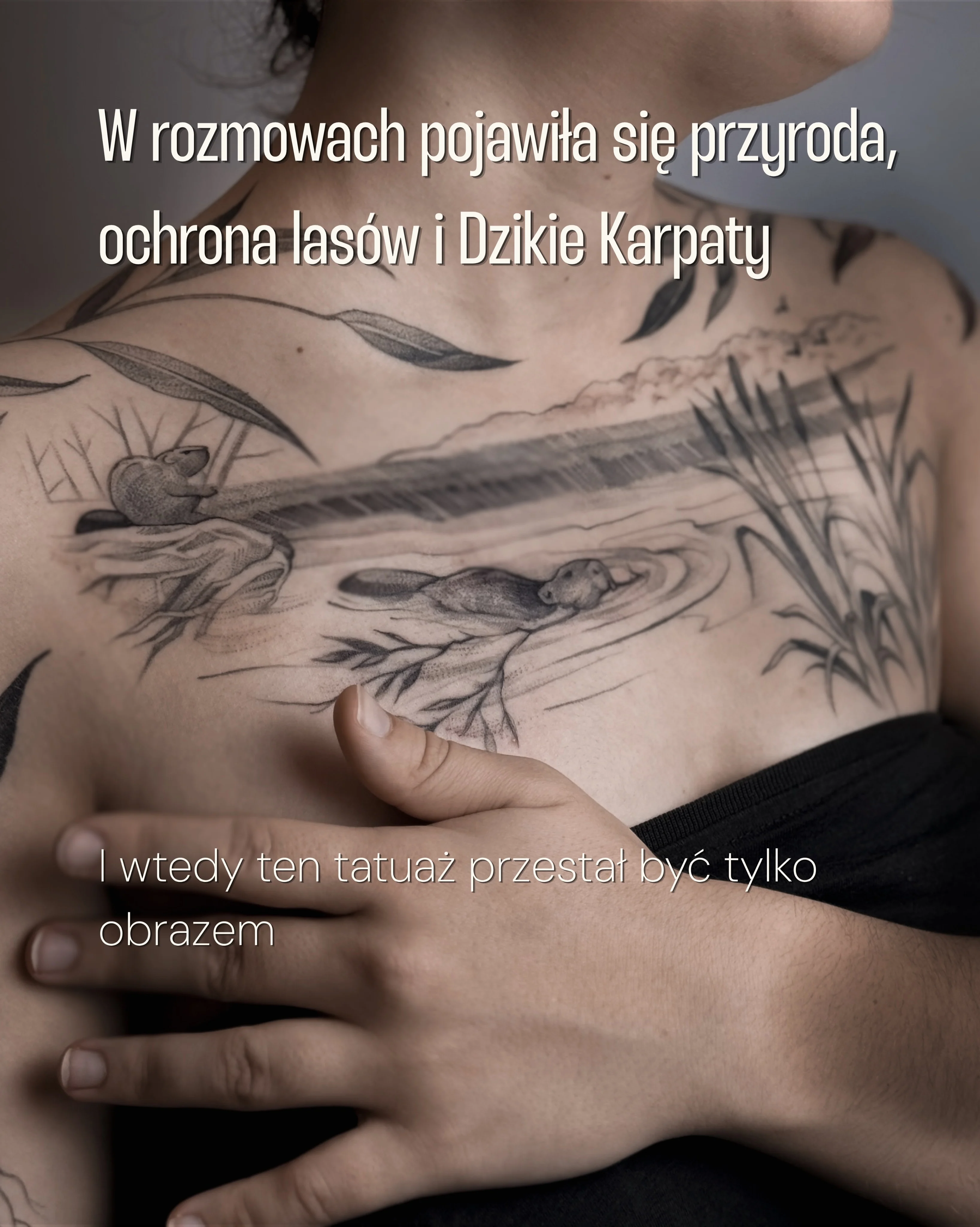 Tatuaż na dekolcie i ramionach przedstawiający rozlewisko z bobrami, trzcinami i wierzbowe gałązki tworzące ramę kompozycji., zdjęcie 3 z 9