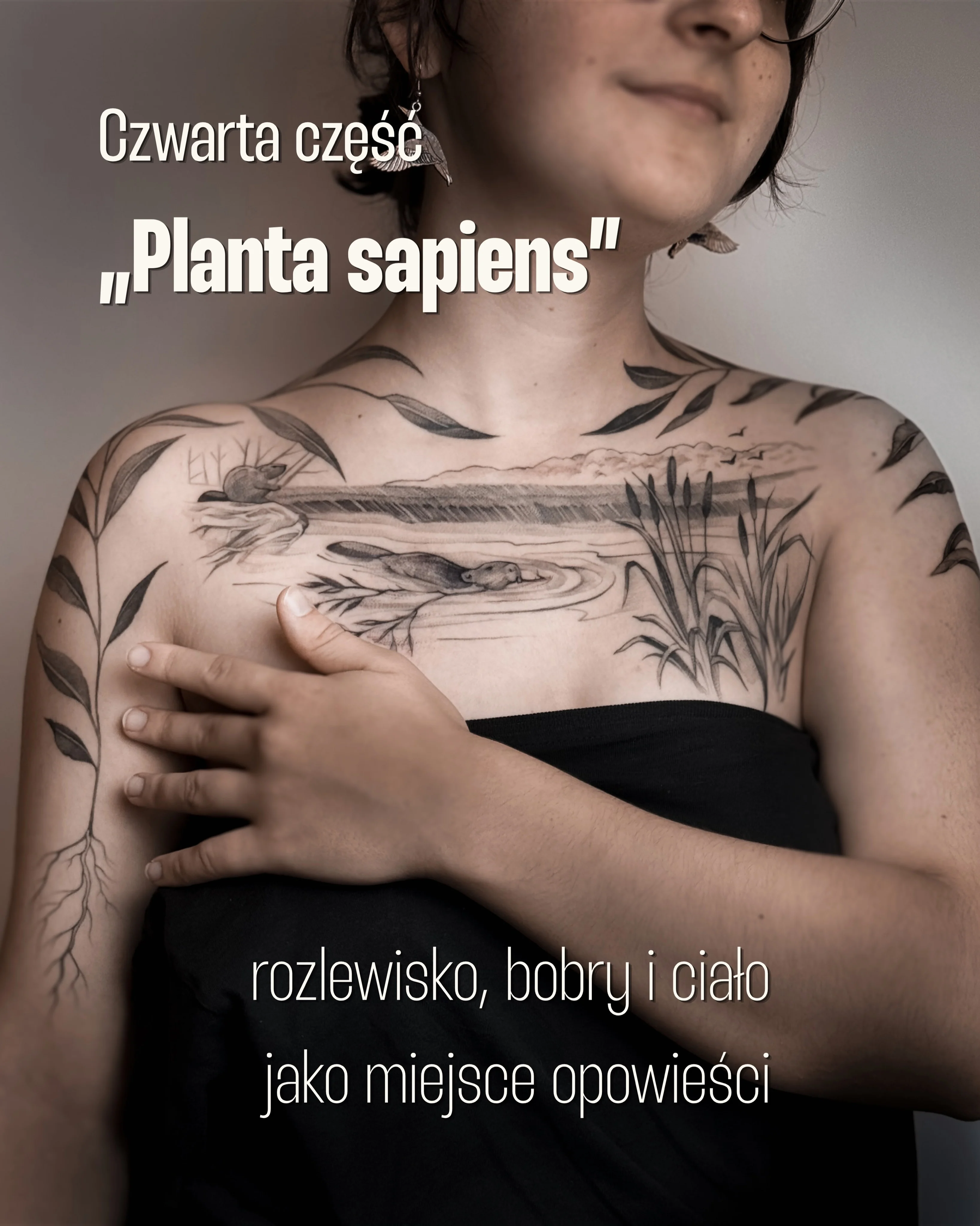 Tatuaż na dekolcie i ramionach przedstawiający rozlewisko z bobrami, trzcinami i wierzbowe gałązki tworzące ramę kompozycji., zdjęcie 1 z 9