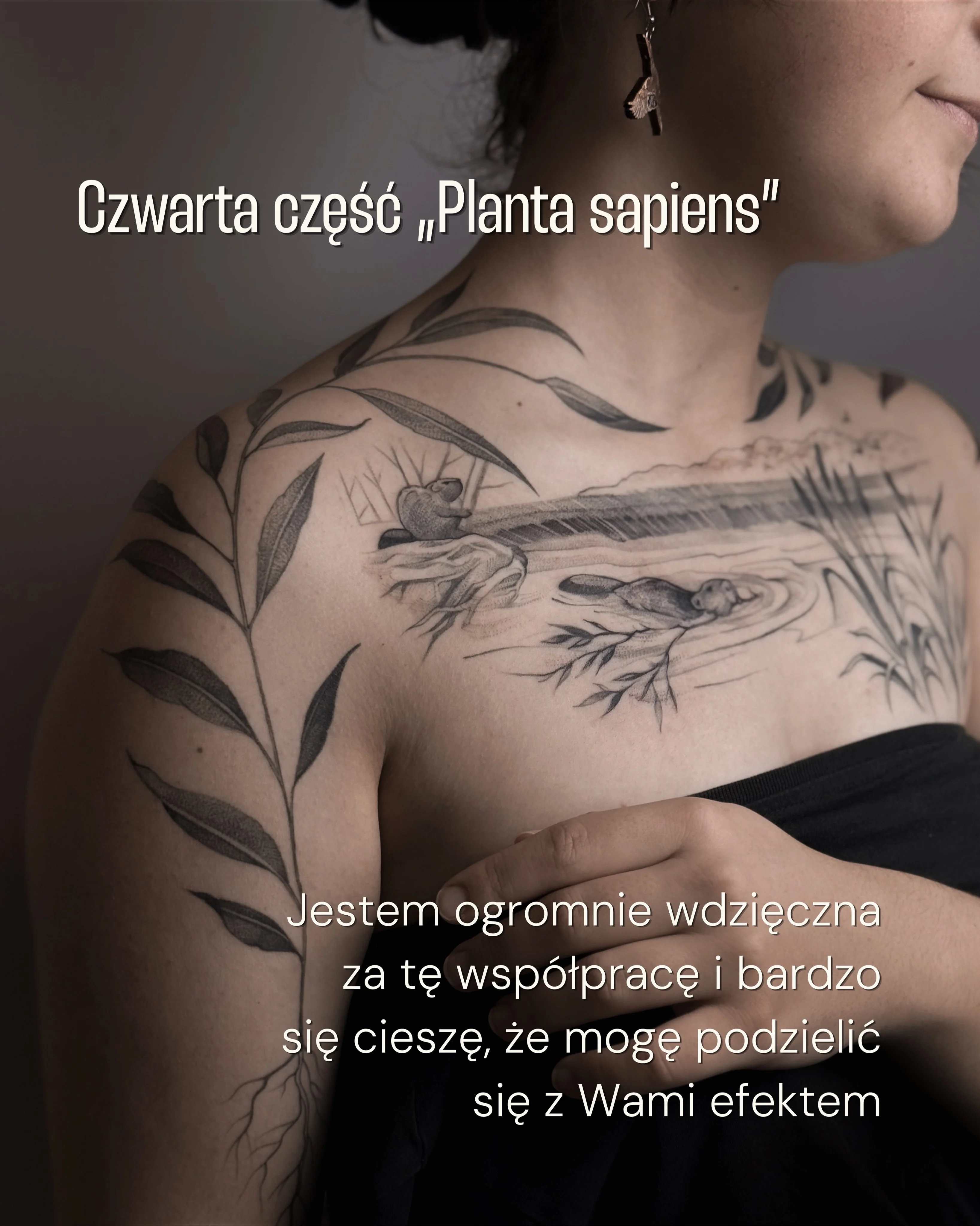 Tatuaż na dekolcie i ramionach przedstawiający rozlewisko z bobrami, trzcinami i wierzbowe gałązki tworzące ramę kompozycji., zdjęcie 9 z 9