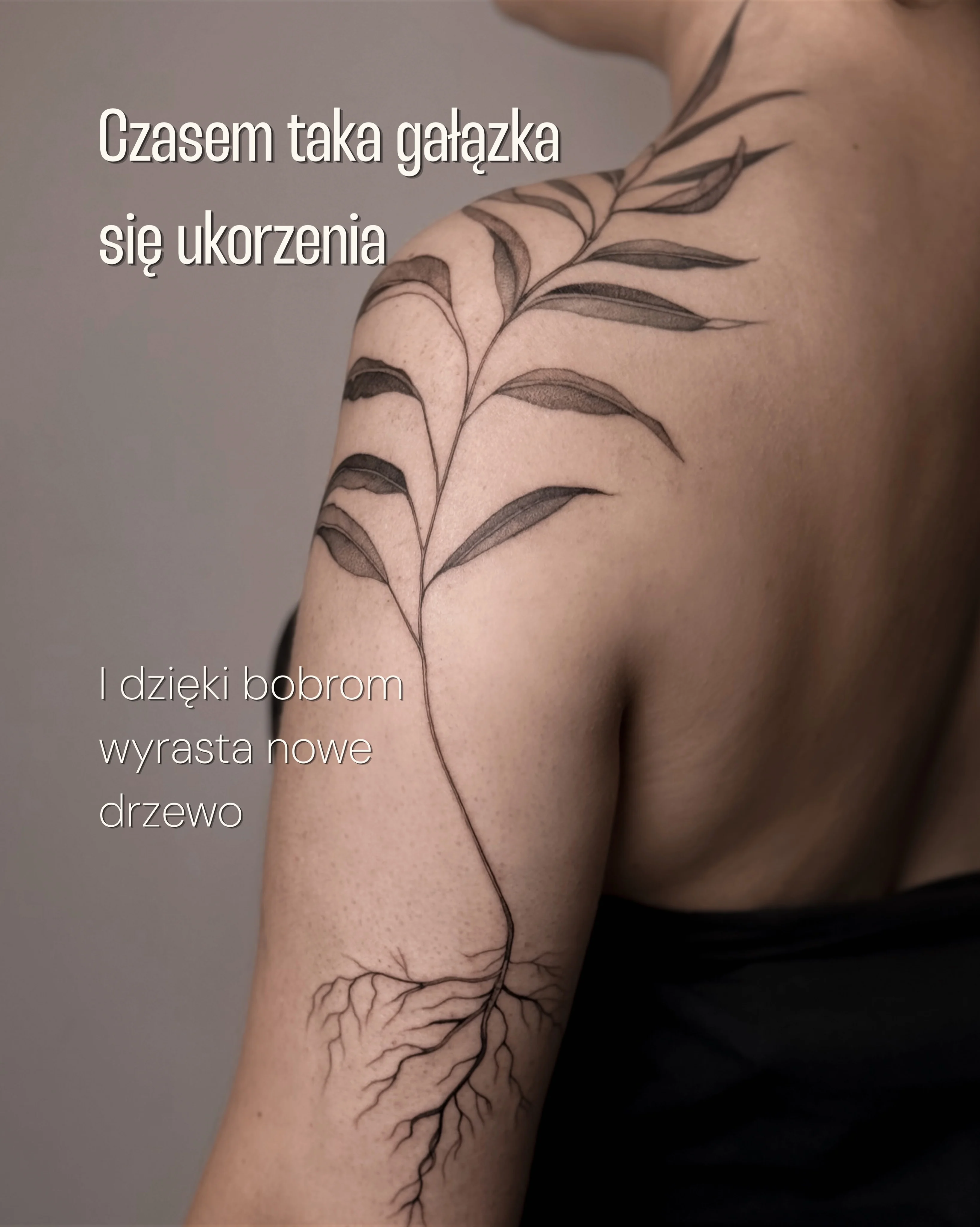 Tatuaż na dekolcie i ramionach przedstawiający rozlewisko z bobrami, trzcinami i wierzbowe gałązki tworzące ramę kompozycji., zdjęcie 5 z 9