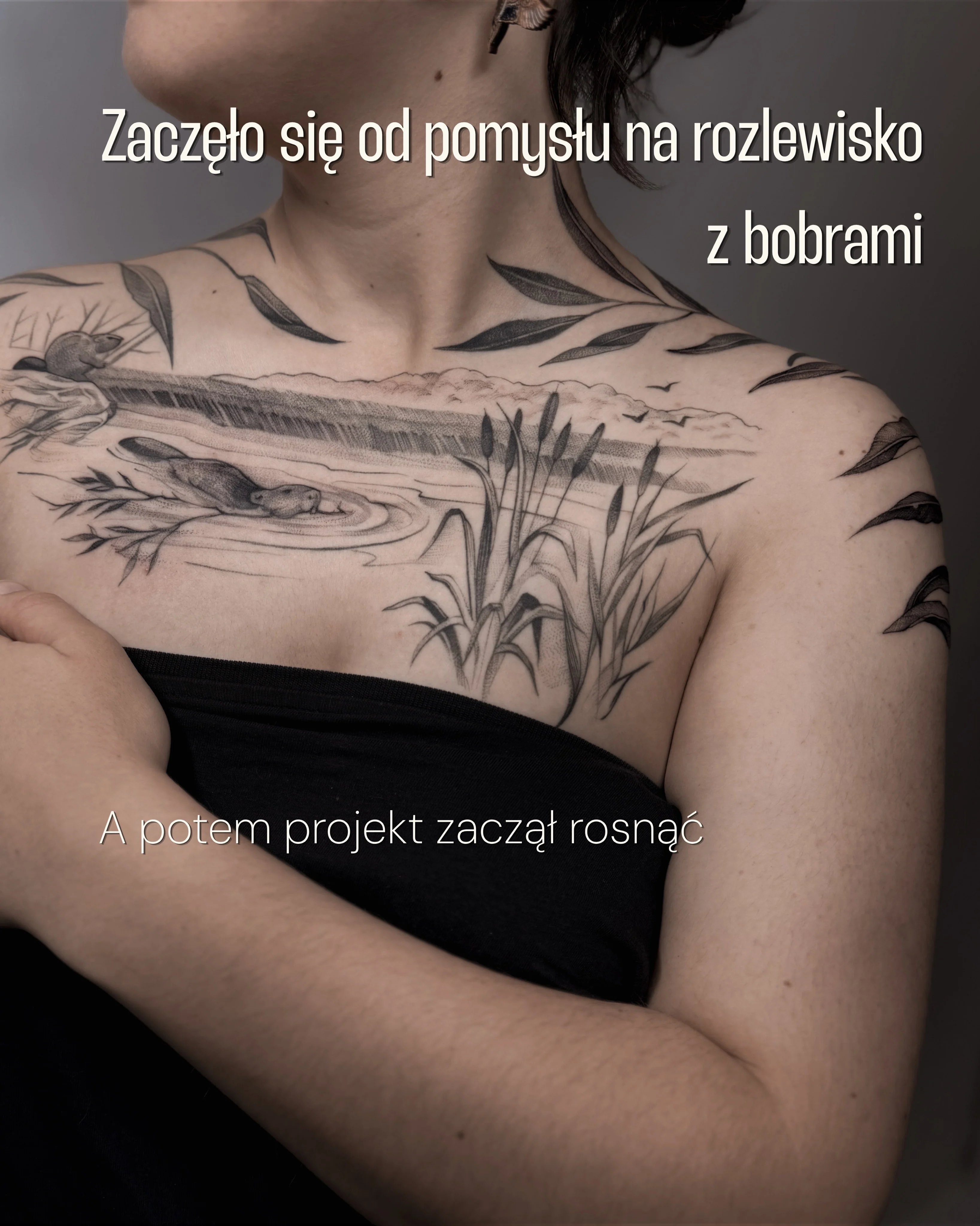 Tatuaż na dekolcie i ramionach przedstawiający rozlewisko z bobrami, trzcinami i wierzbowe gałązki tworzące ramę kompozycji., zdjęcie 2 z 9