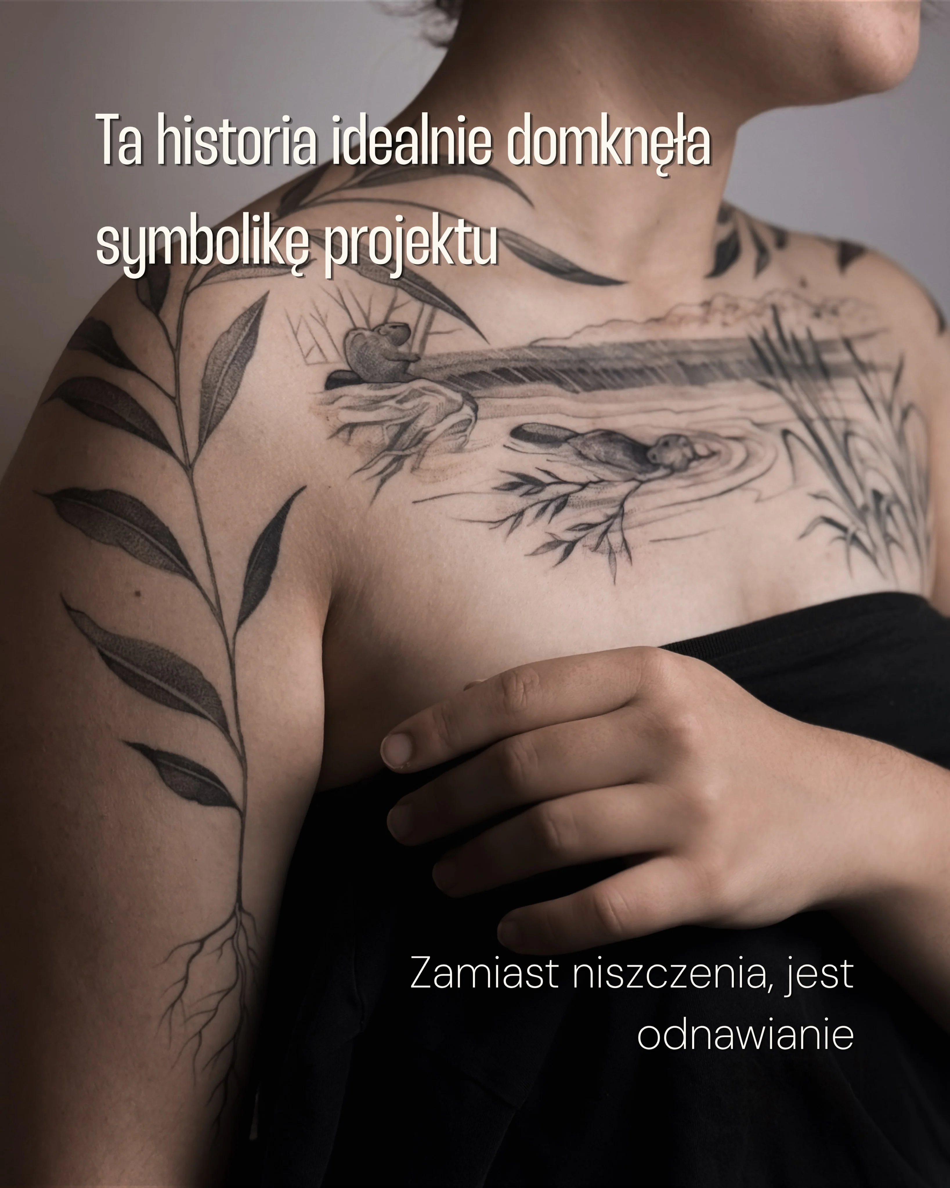 Tatuaż na dekolcie i ramionach przedstawiający rozlewisko z bobrami, trzcinami i wierzbowe gałązki tworzące ramę kompozycji., zdjęcie 6 z 9