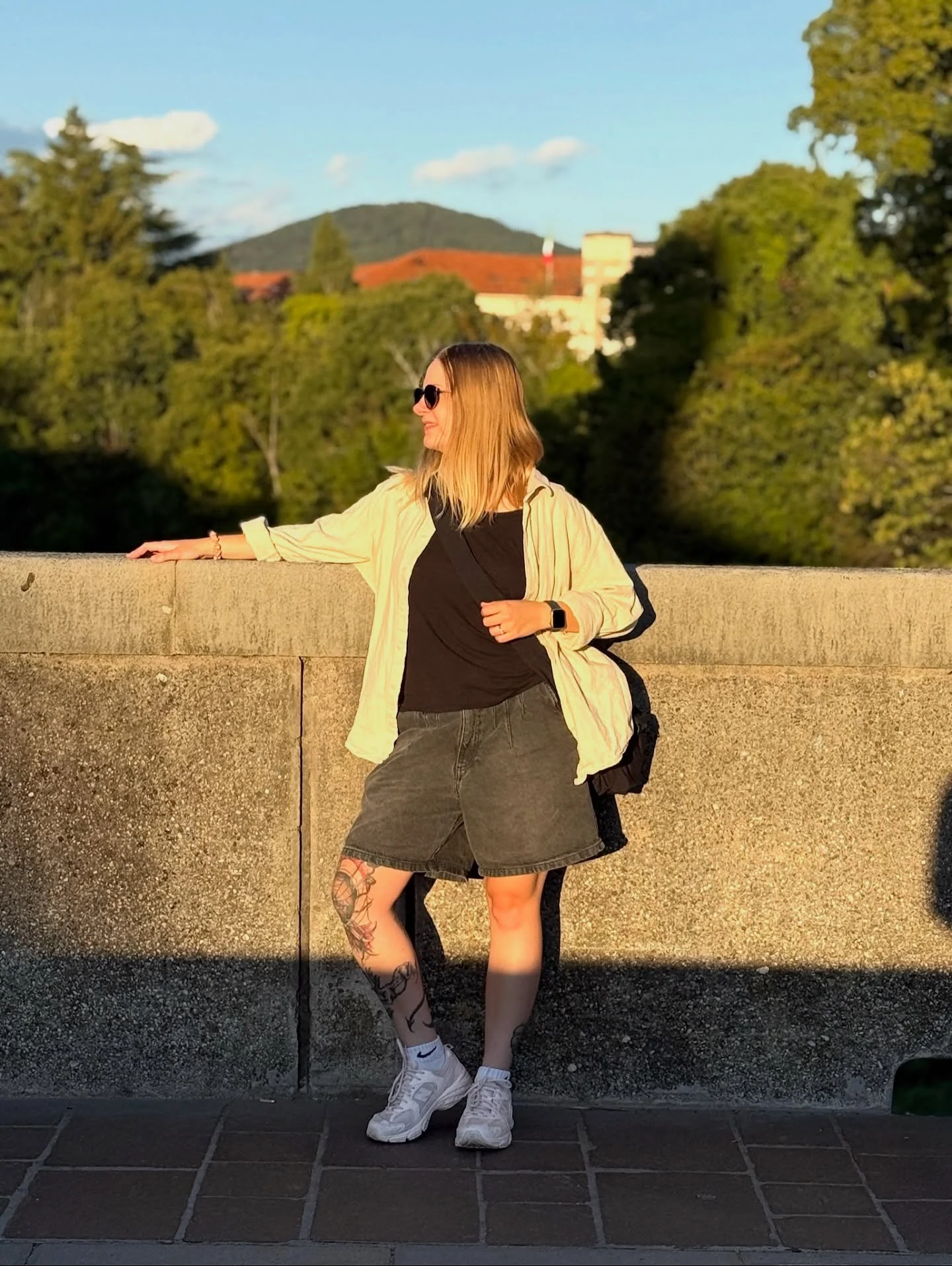 Klara stoi nad górskim jeziorem; kolejne slajdy pokazują zamglone zbocze oraz Klarę z narzeczonym na tle alpejskiej doliny., zdjęcie 13 z 20